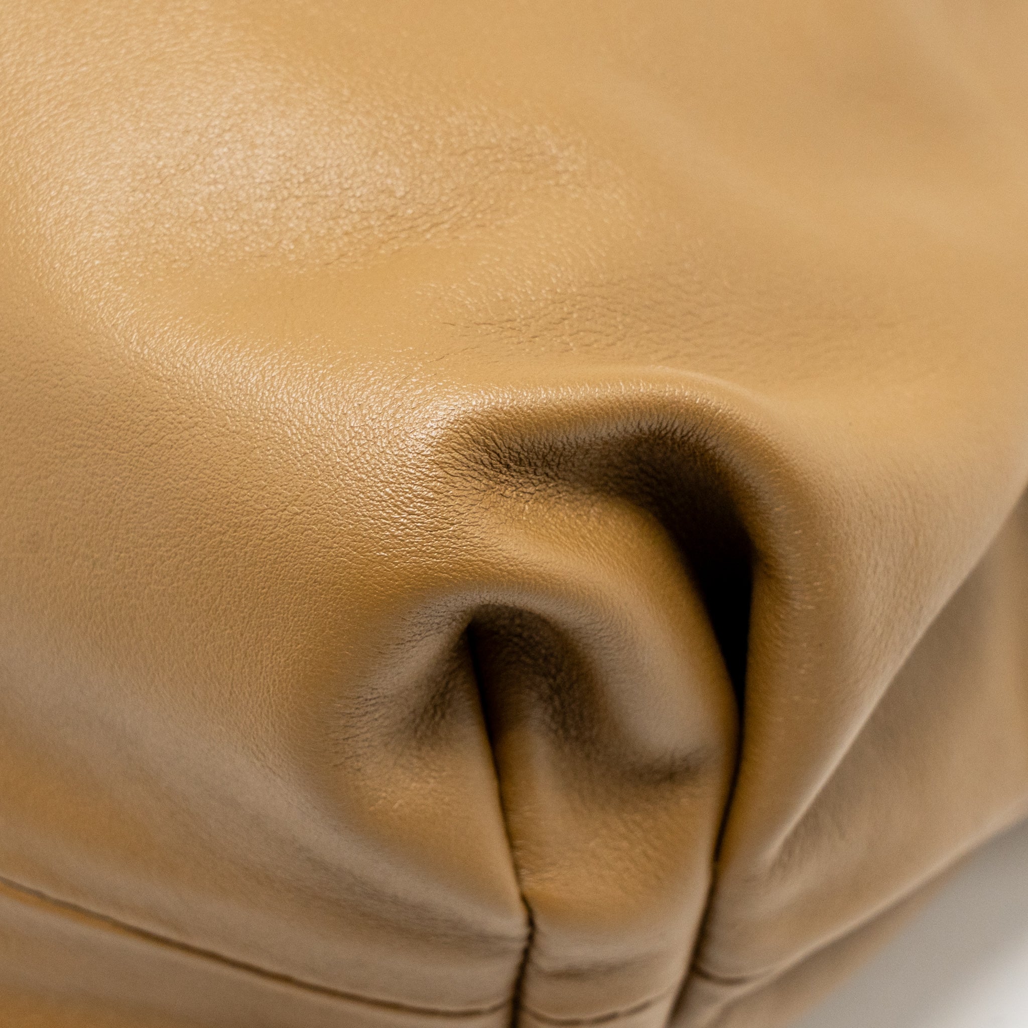 BOTTEGA VENETA CHAIN POUCH CALFSKIN KHAKI GHW