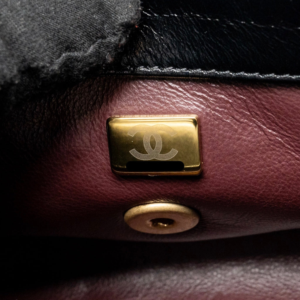 CHANEL DETAILED METAL TOP HANDLE MINI COCO HANDLE FLAP BAG SHINY CALFSKIN BLACK GHW (MICROCHIP)