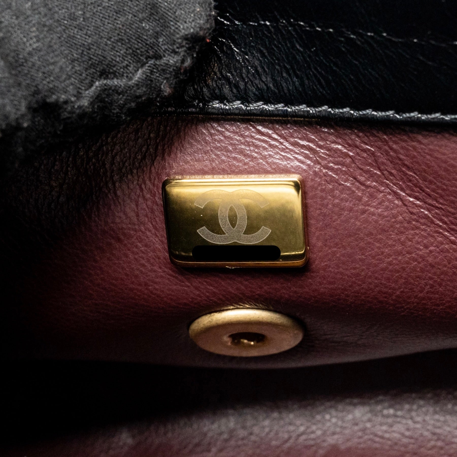 CHANEL DETAILED METAL TOP HANDLE MINI COCO HANDLE FLAP BAG SHINY CALFSKIN BLACK GHW (MICROCHIP)