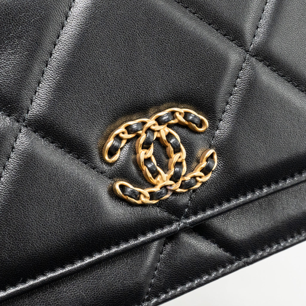 CHANEL 19 WALLET ON CHAIN LAMBSKIN BLACK MULTICOLOUR HARDWARE