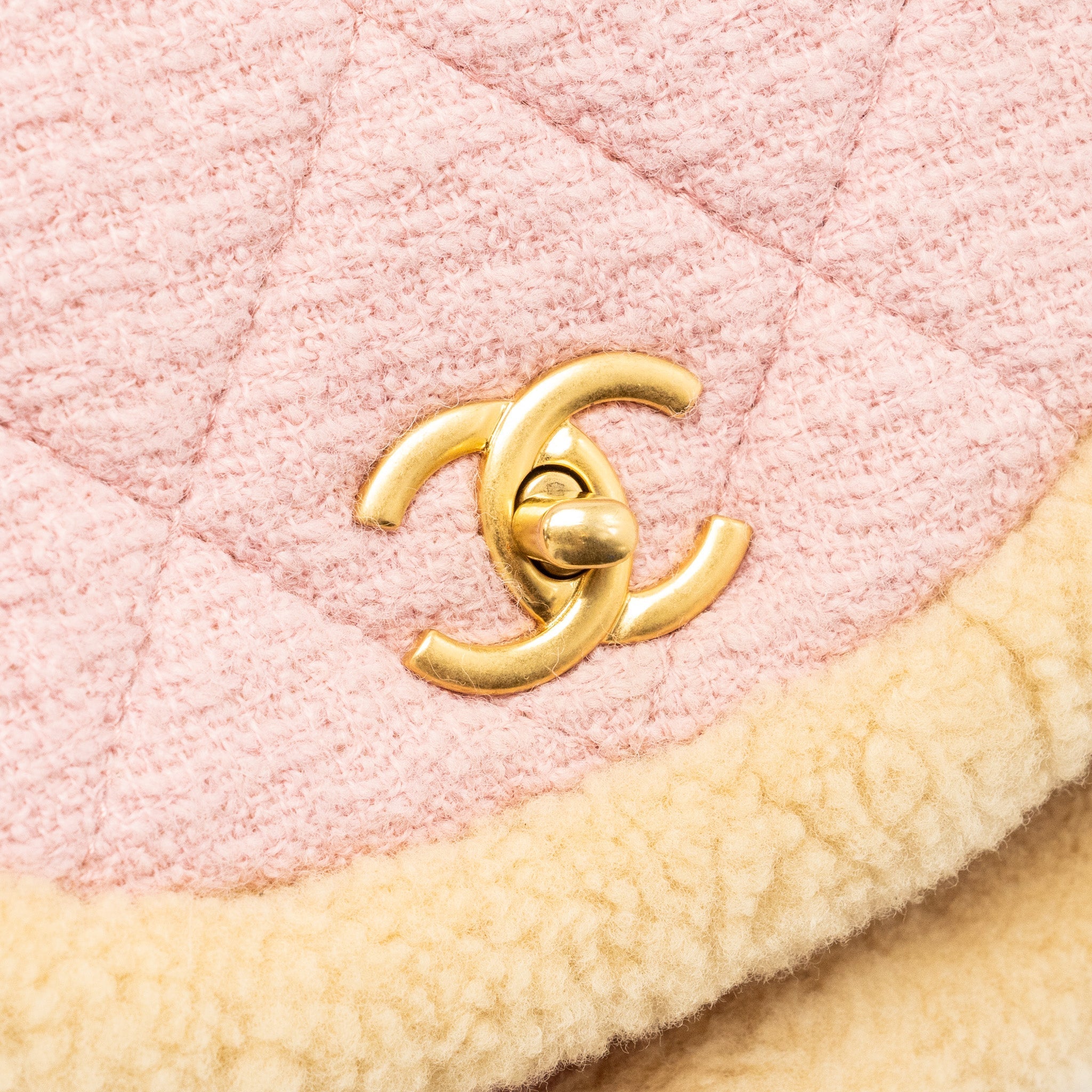 CHANEL 22K COZY COCO ROUND FLAP BAG TWEED/ SHEARLING PINK GHW(MICROCHIP)