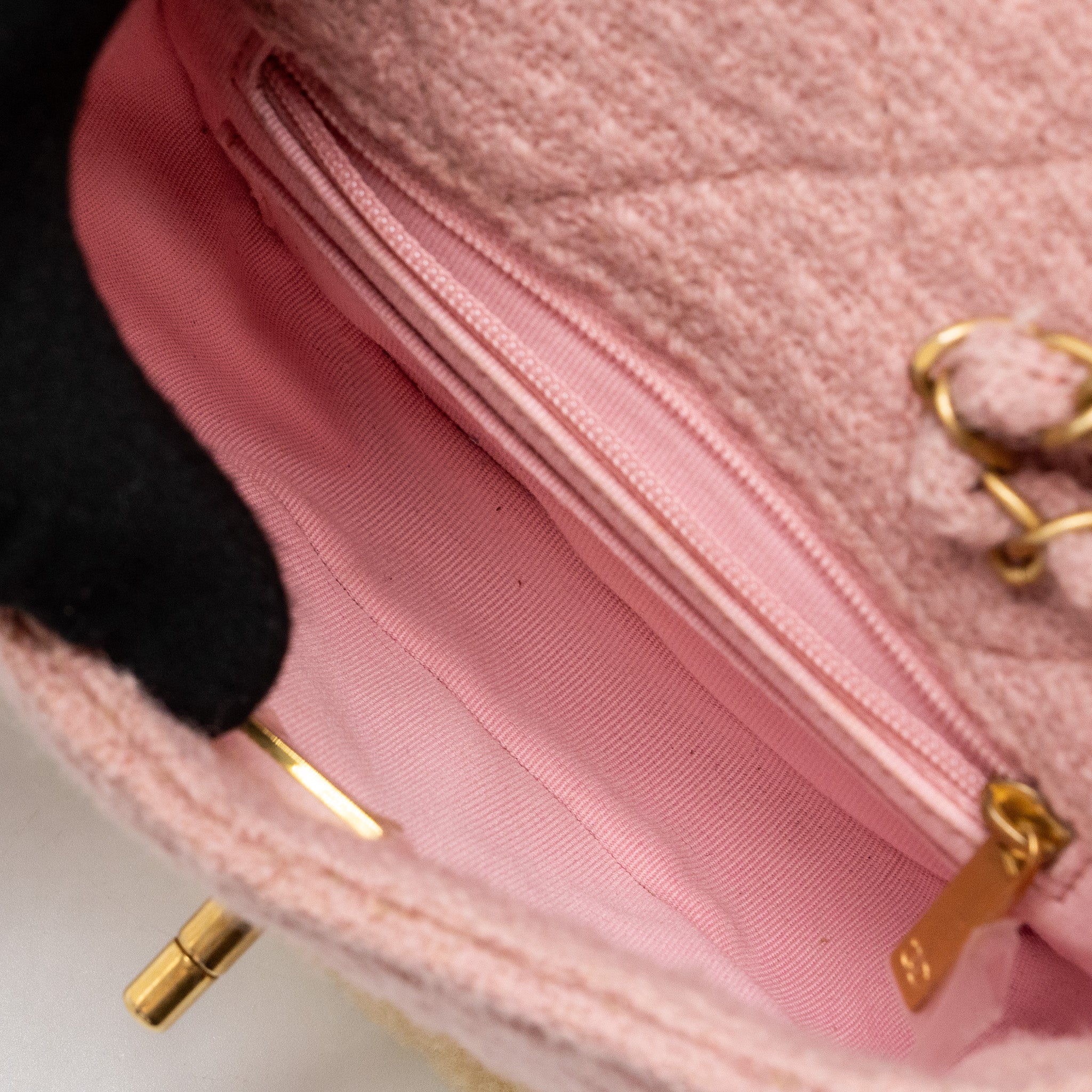 CHANEL 22K COZY COCO ROUND FLAP BAG TWEED/ SHEARLING PINK GHW(MICROCHIP)