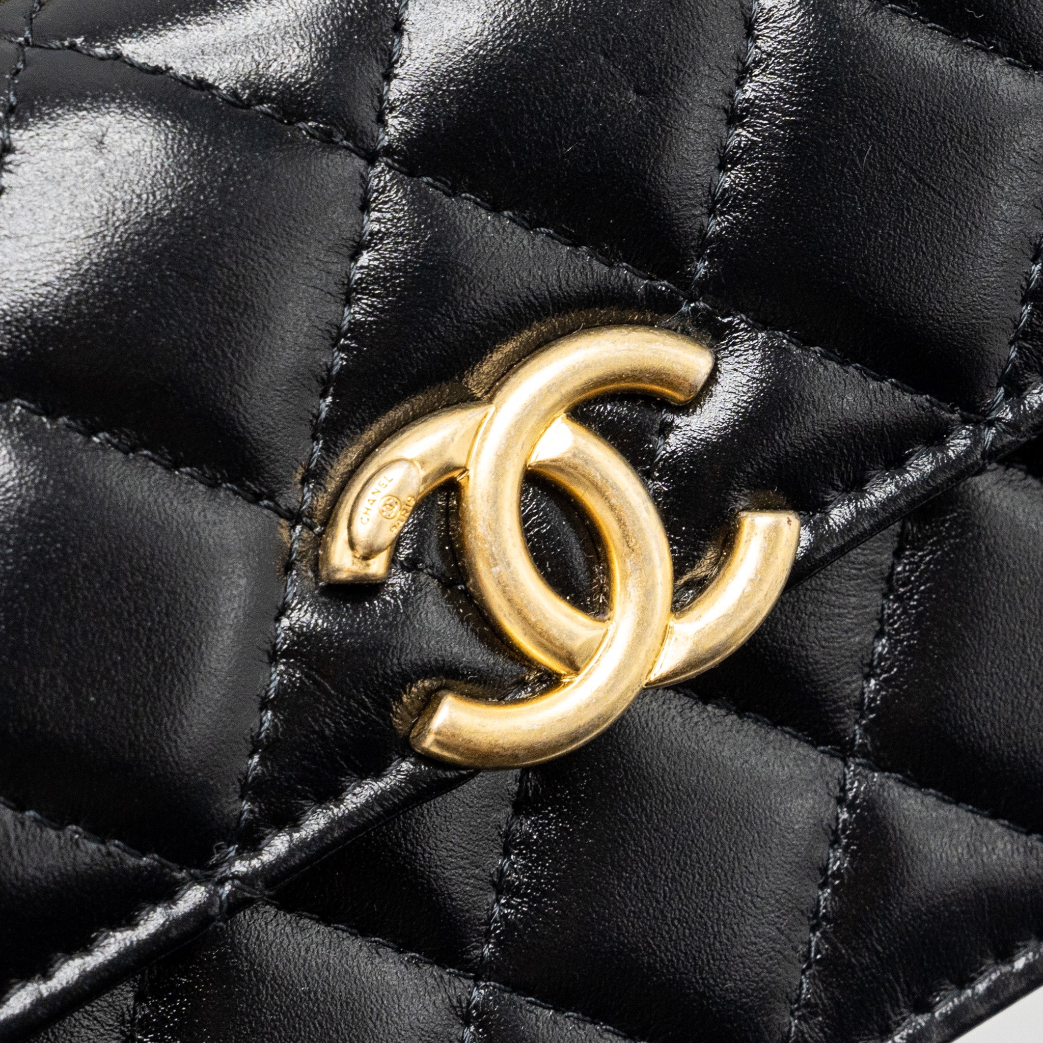 CHANEL 21A GOLD CRUSH COIN PURSE WITH CHAIN CALFSKIN BLACK GHW