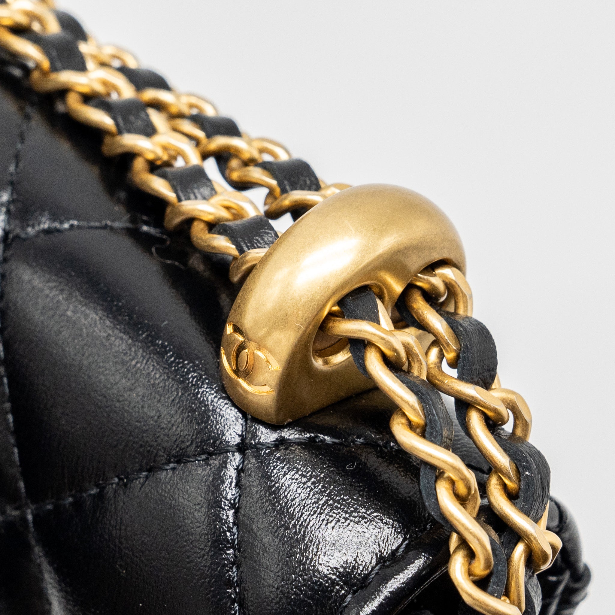 CHANEL 21A GOLD CRUSH COIN PURSE WITH CHAIN CALFSKIN BLACK GHW