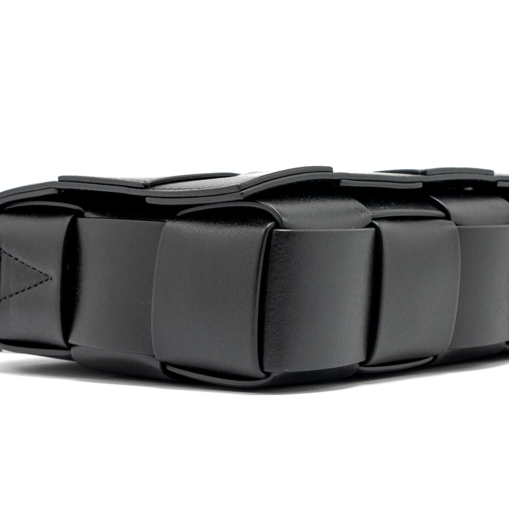 BOTTEGA VENETA SMALL CASSETTE LEATHER BLACK SHW