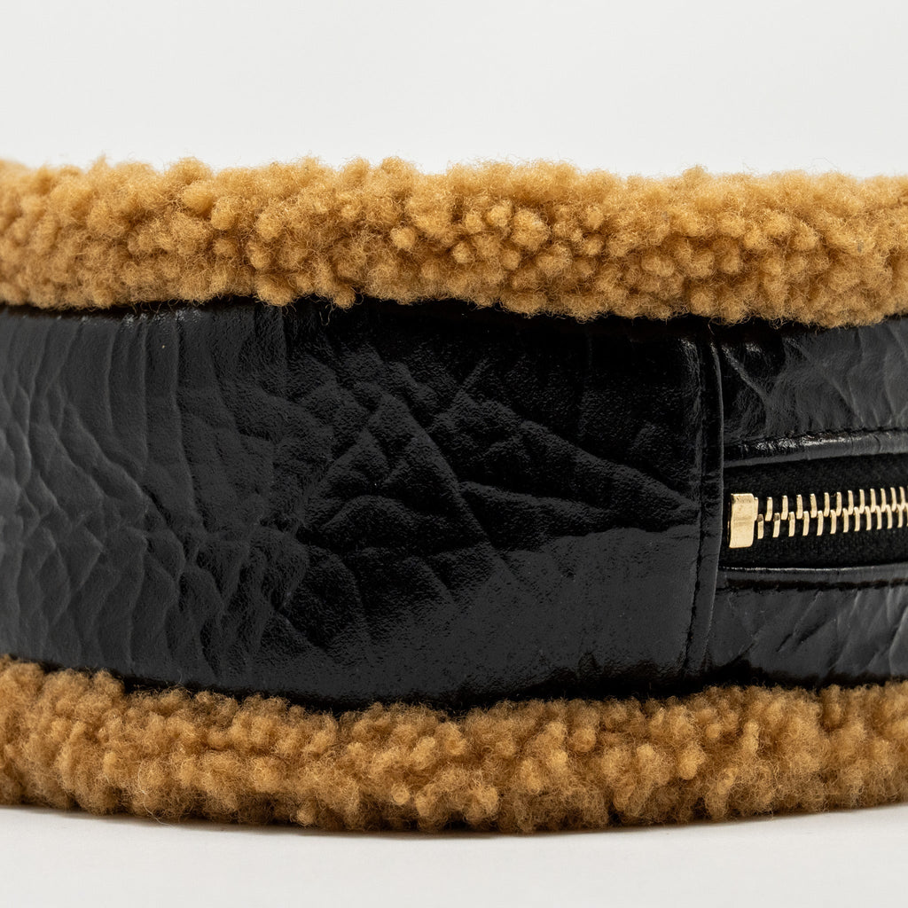 CHANEL SHEARLING CC ROUND CLUTCH WITH CHAIN SHINY CRUMPLED SHEEPSKIN BLACK/LIGHT BROWN LGHW