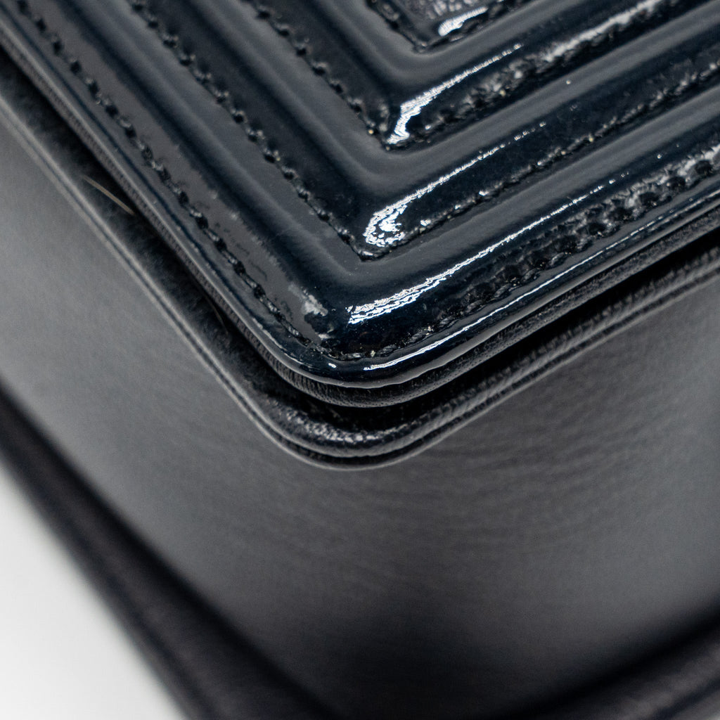 CHANEL MEDIUM BOY BAG GRAINED CALFSKIN NAVY RUTHENIUM HARDWARE
