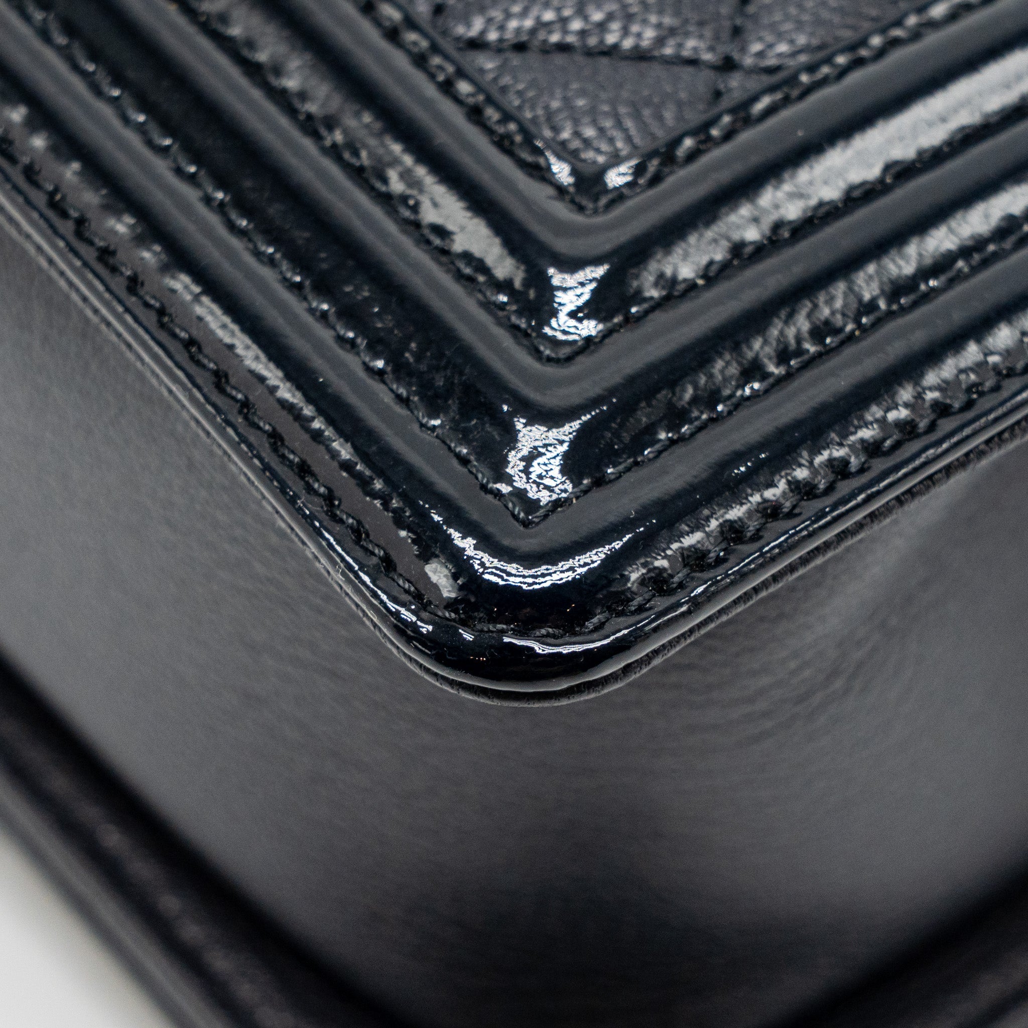 CHANEL MEDIUM BOY BAG GRAINED CALFSKIN NAVY RUTHENIUM HARDWARE