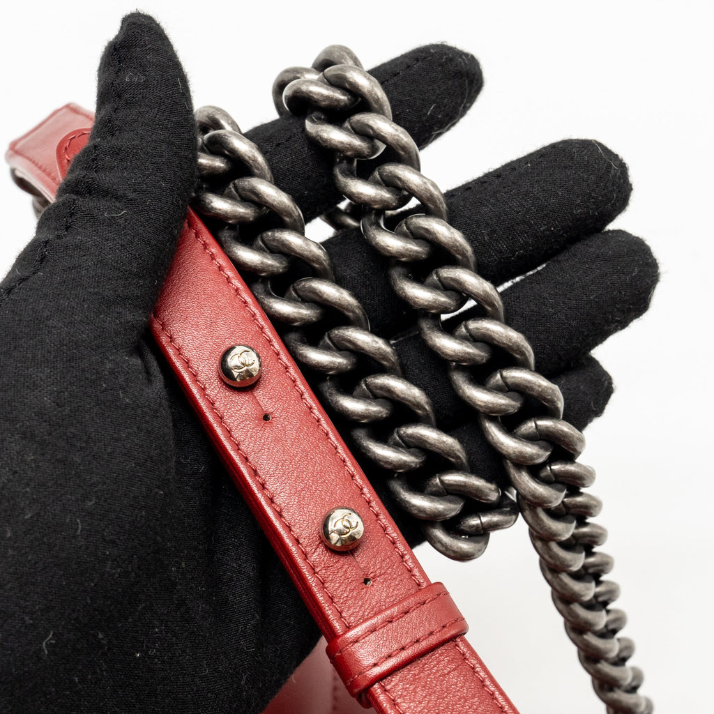 CHANEL CHEVRON NEW MEDIUM BOY BAG CALFSKIN RED RUTHENIUM HARDWARE