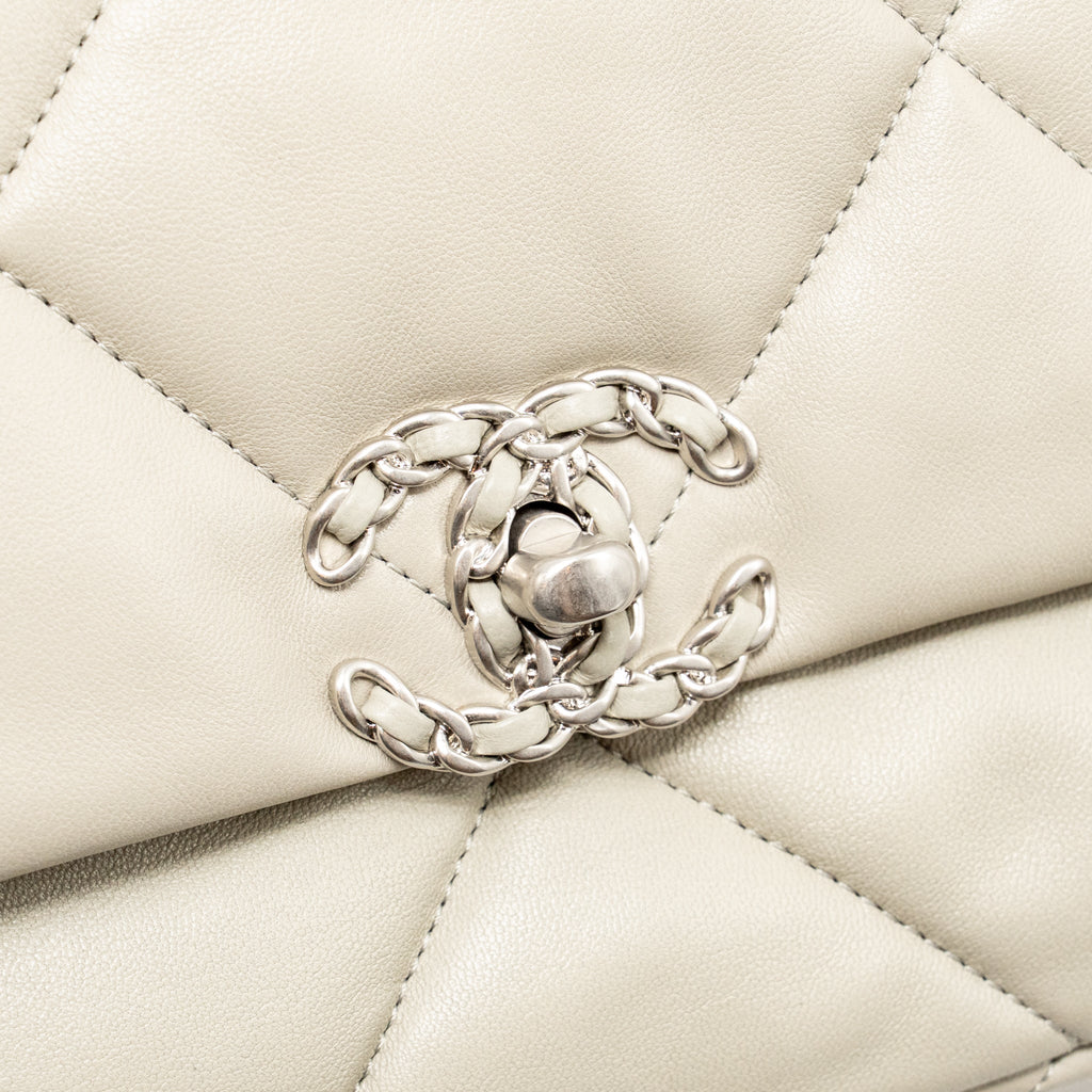 CHANEL SMALL 19 BAG LAMBSKIN LIGHT GREY MULTICOLOURED HARDWARE (MICROCHIP)