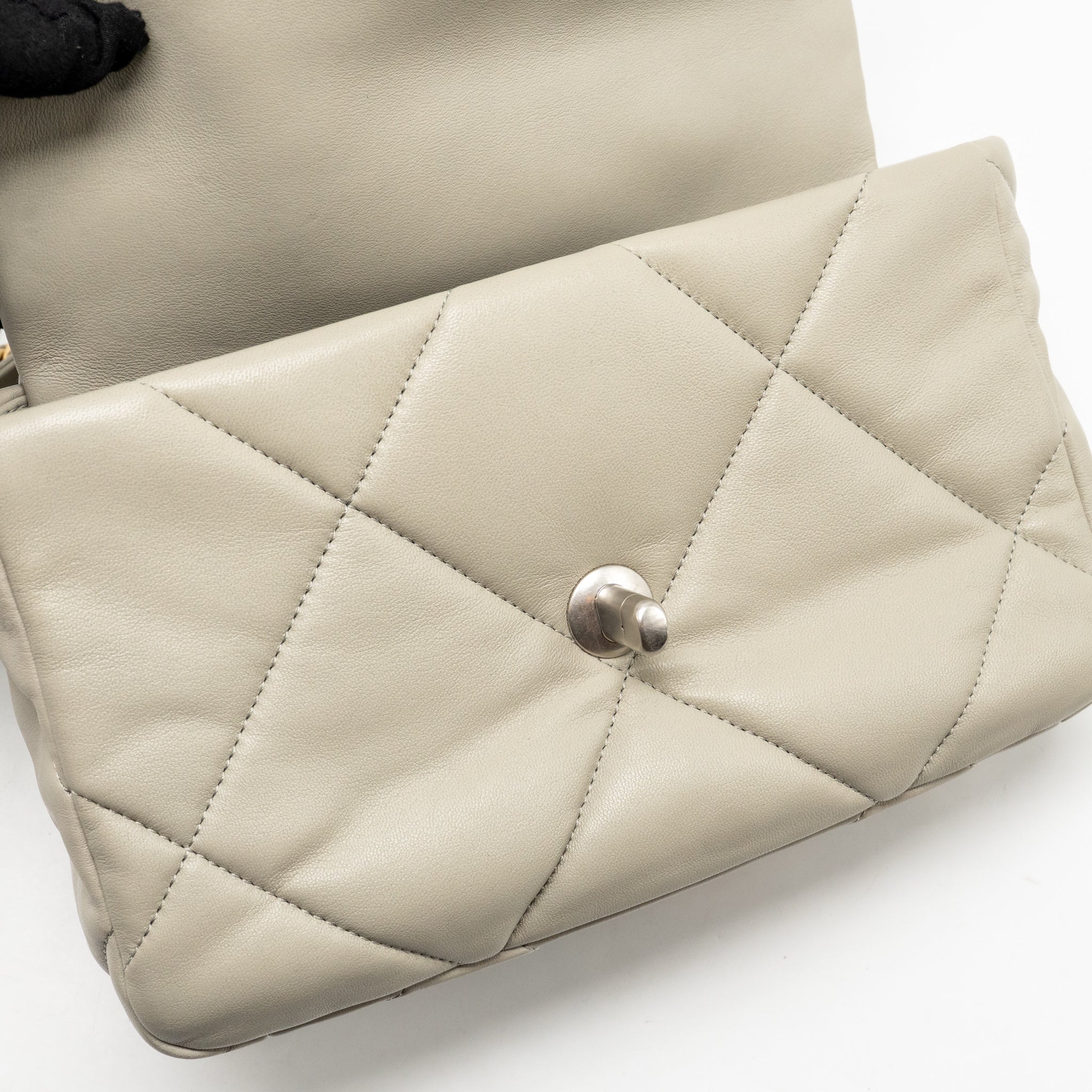 CHANEL SMALL 19 BAG LAMBSKIN LIGHT GREY MULTICOLOURED HARDWARE (MICROCHIP)