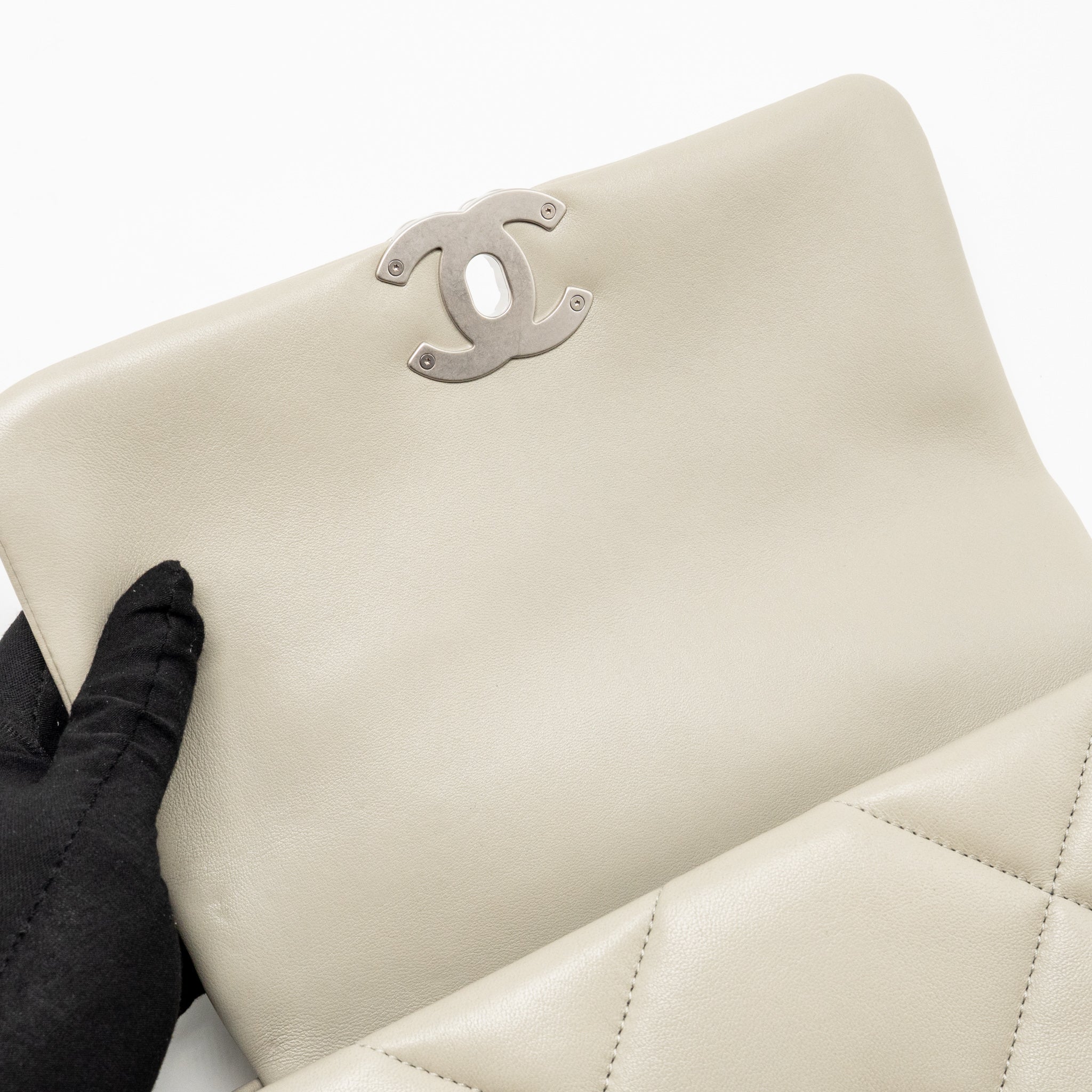 CHANEL SMALL 19 BAG LAMBSKIN LIGHT GREY MULTICOLOURED HARDWARE (MICROCHIP)