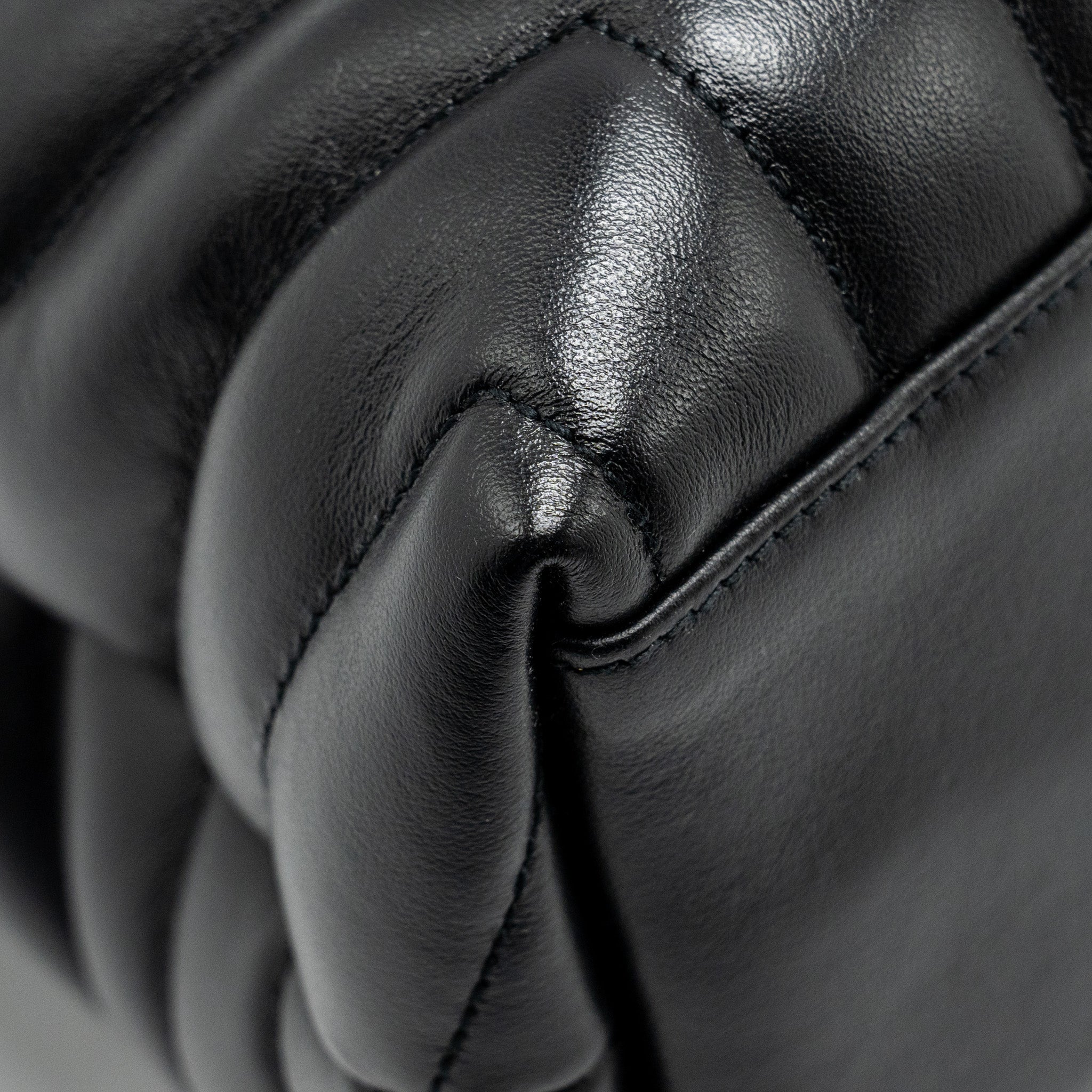 SAINT LAURENT/YSL MEDIUM LOULOU SHOULDER BAG CALFSKIN BLACK SHW