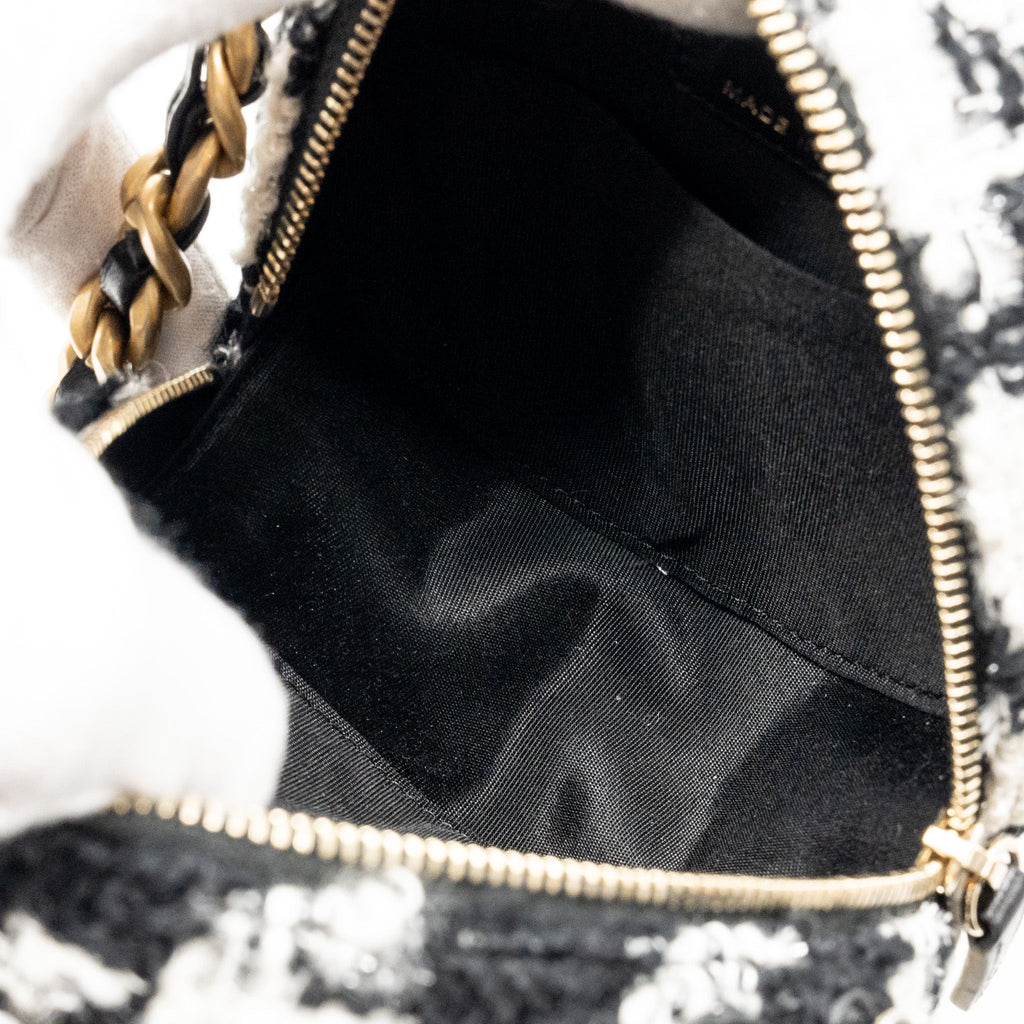 CHANEL 19 ROUND CLUTCH  WITH CHAIN WITH COIN PURSE TWEED / LAMBSKIN BLACK/ WHITE GHW