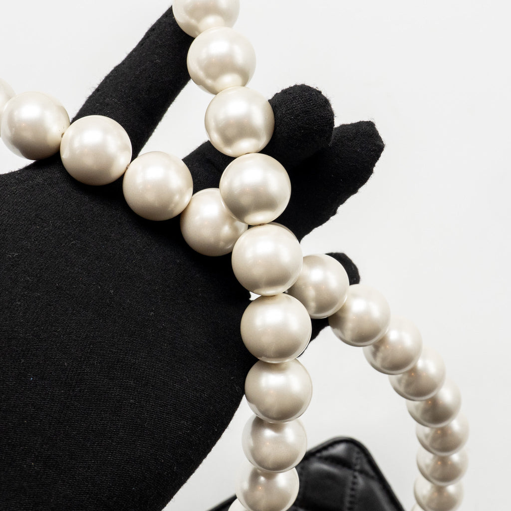 CHANEL CARD HOLDER WITH MAXI PEARLS CHAIN LAMBSKIN BLACK LGHW