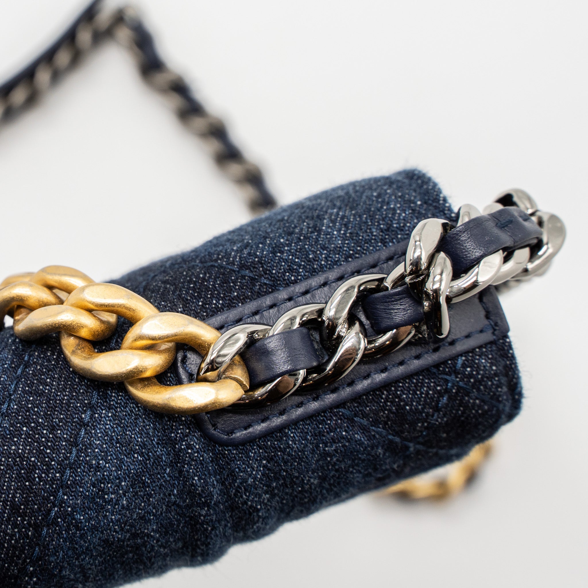 CHANEL 19 WALLET ON CHAIN LIMITED DENIM DARK BLUE MULTICOLOUR HARDWARE (MICROCHIP)