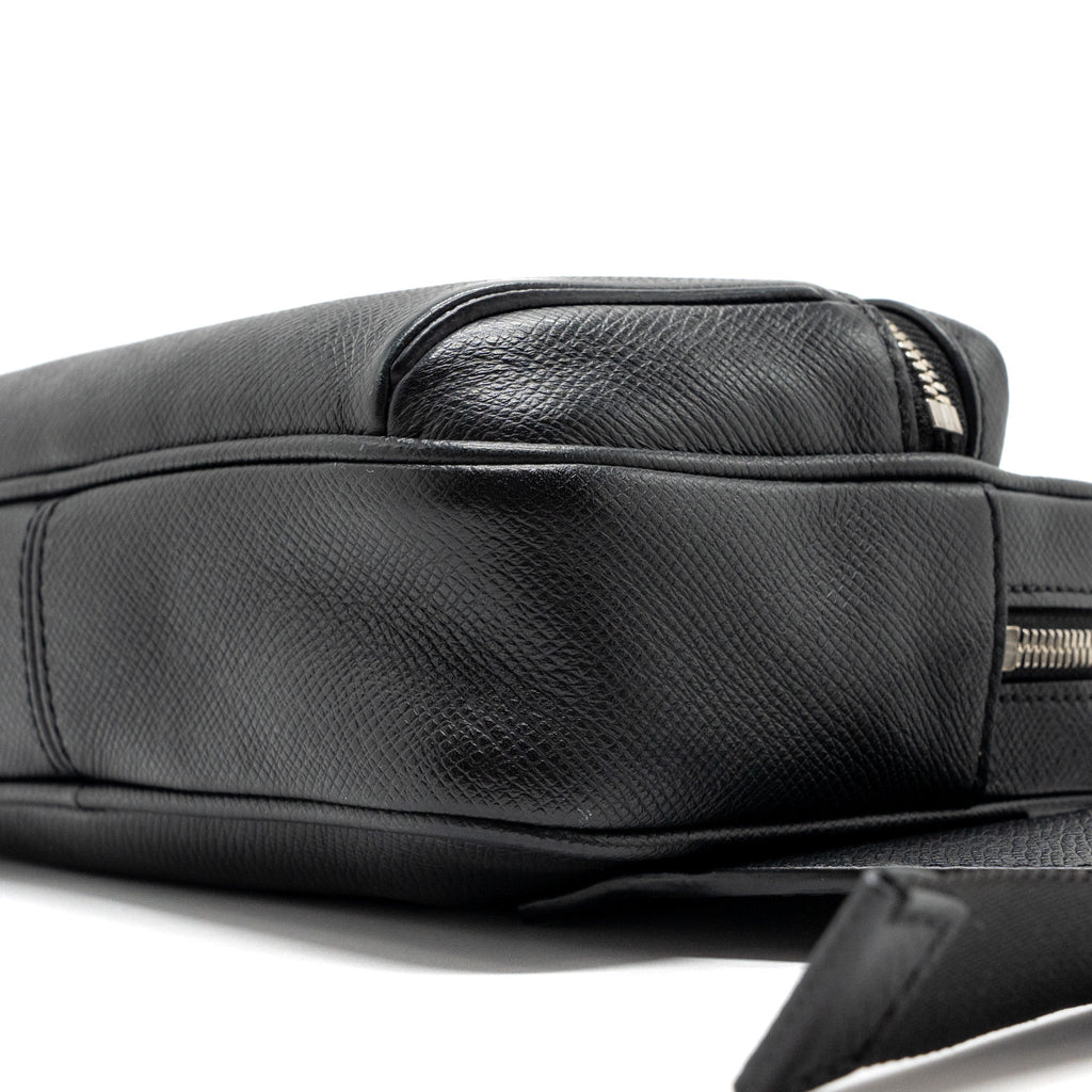 LOUIS VUITTON TAIGA BUM BAG OUTDOOR LEATHER BLACK SHW