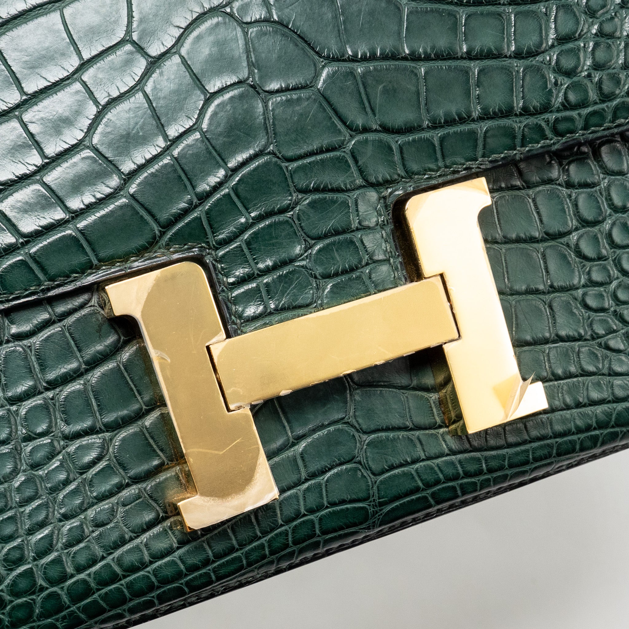 HERMES CONSTANCE 24 ALLIGATOR MISSISSIPPIENSIS MAT VERT FONCE GHW