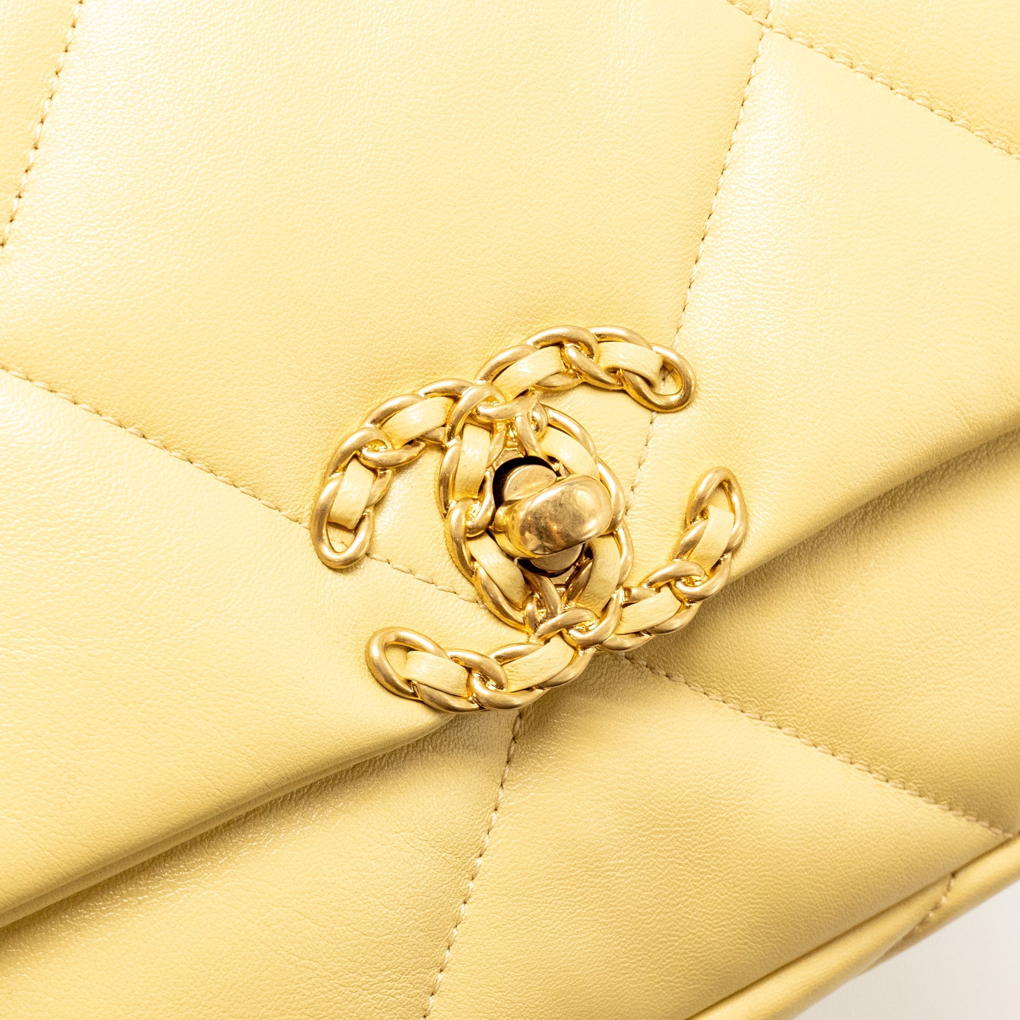 CHANEL SMALL 19 BAG LAMBSKIN YELLOW MULTICOLOUR HARDWARE (MICROCHIP)