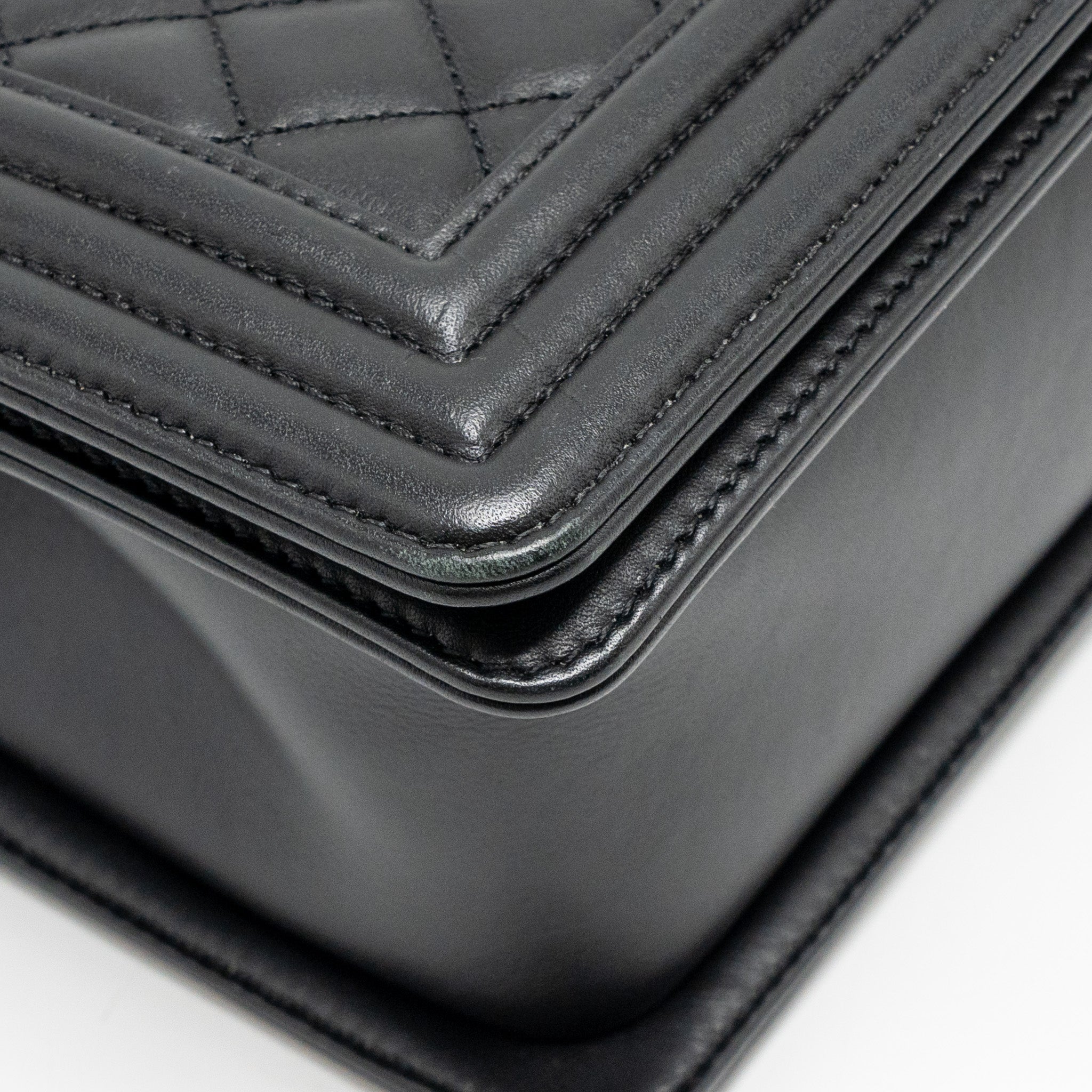CHANEL MEDIUM BOY BAG CALFSKIN BLACK RUTHENIUM SHW