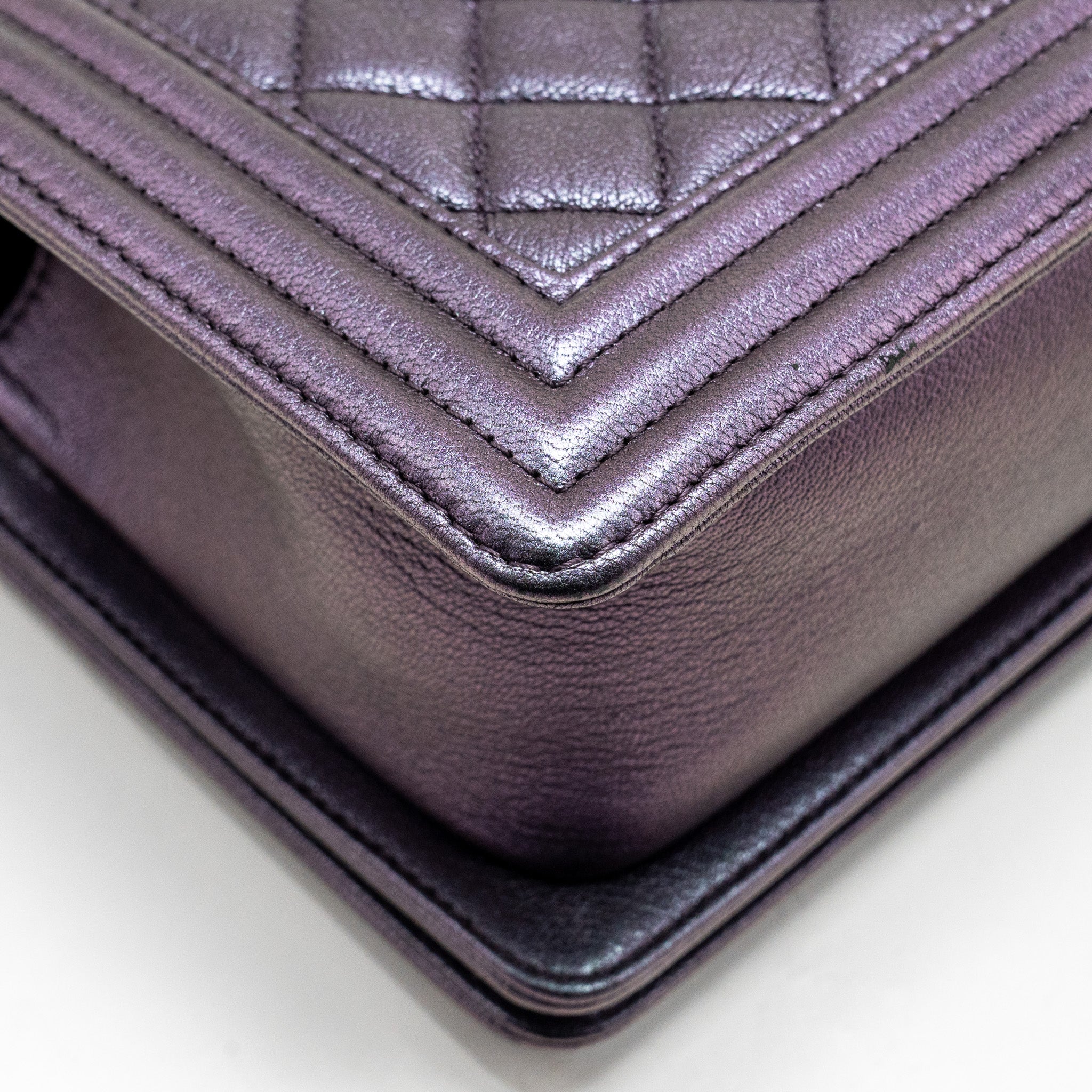 CHANEL MEDIUM BOY BAG GOATSKIN IRIDESCENT PURPLE MULTICOLOUR HARDWARE