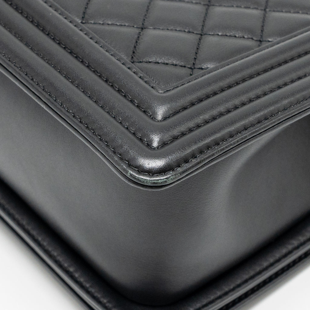 CHANEL MEDIUM BOY BAG CALFSKIN BLACK RUTHENIUM SHW
