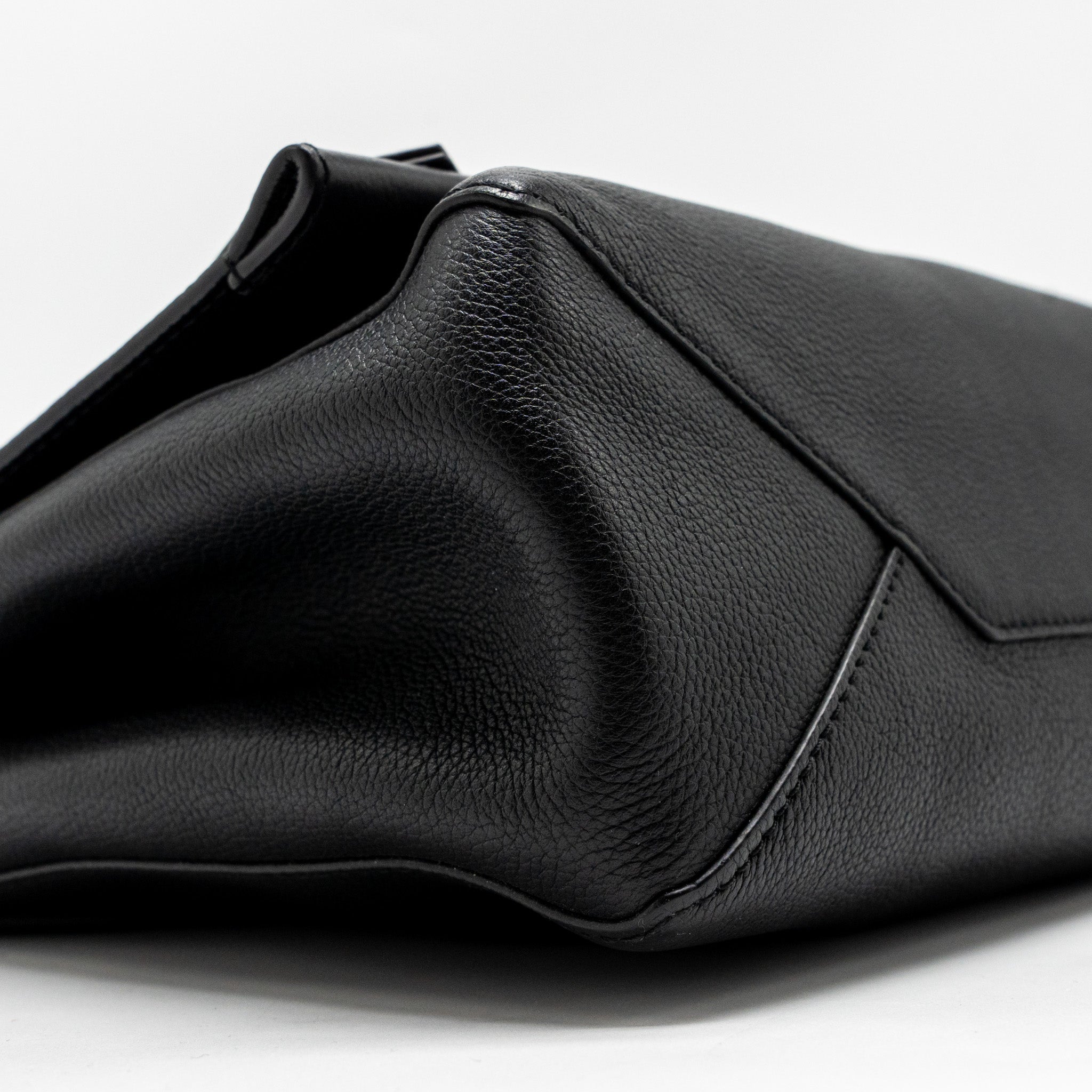 LOUIS VUITTON LOCK ME BAG CALFSKIN BLACK SHW
