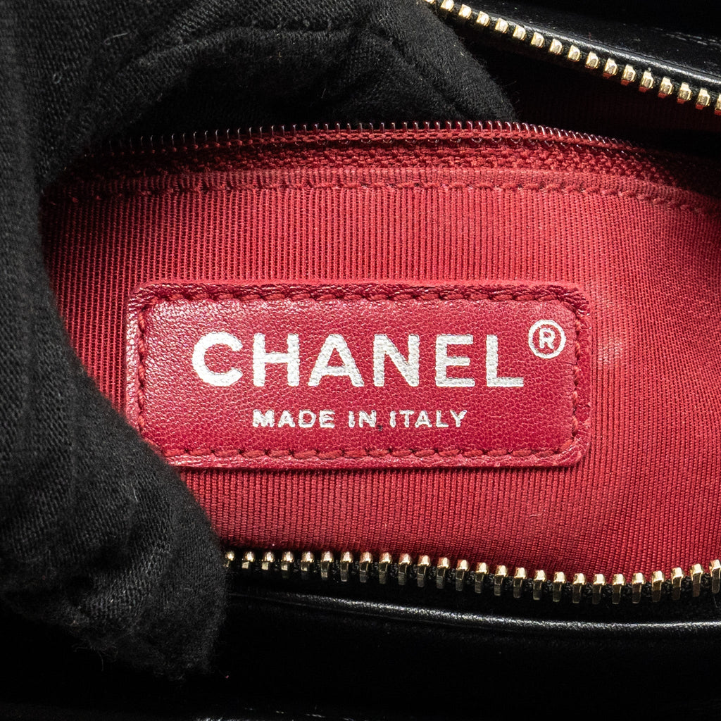 CHANEL SMALL CHEVRON GABRIELLE HOBO BAG CALFSKIN BLACK MULTICOLOUR HARDWARE