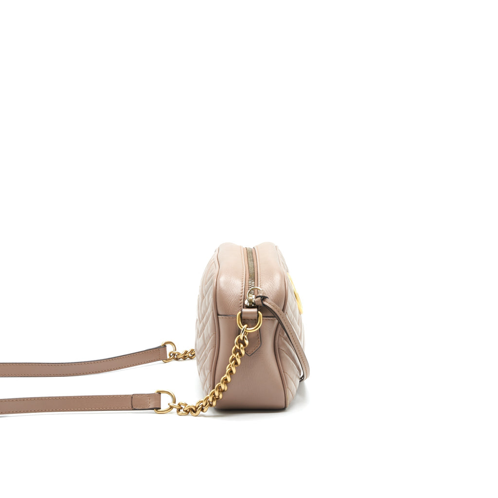 GUCCI GG MARMONT SMALL MATELASSE SHOULDER BAG IN BEIGE