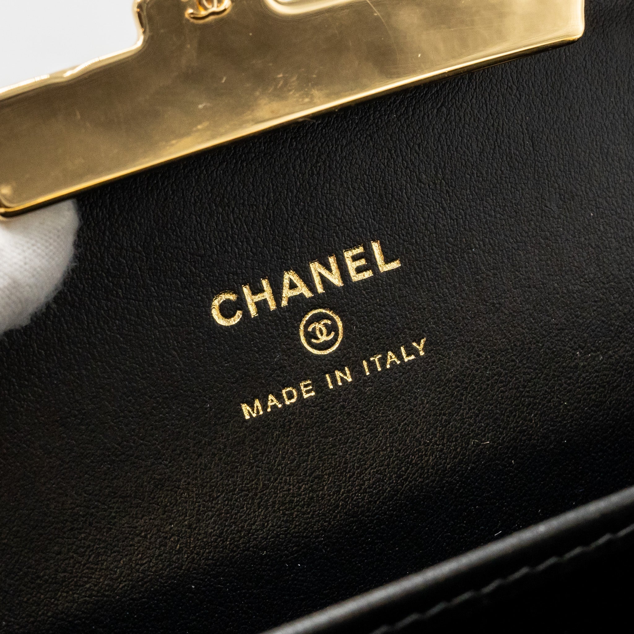 CHANEL 21A CC BOX WITH CHAIN PATENT BLACK GHW
