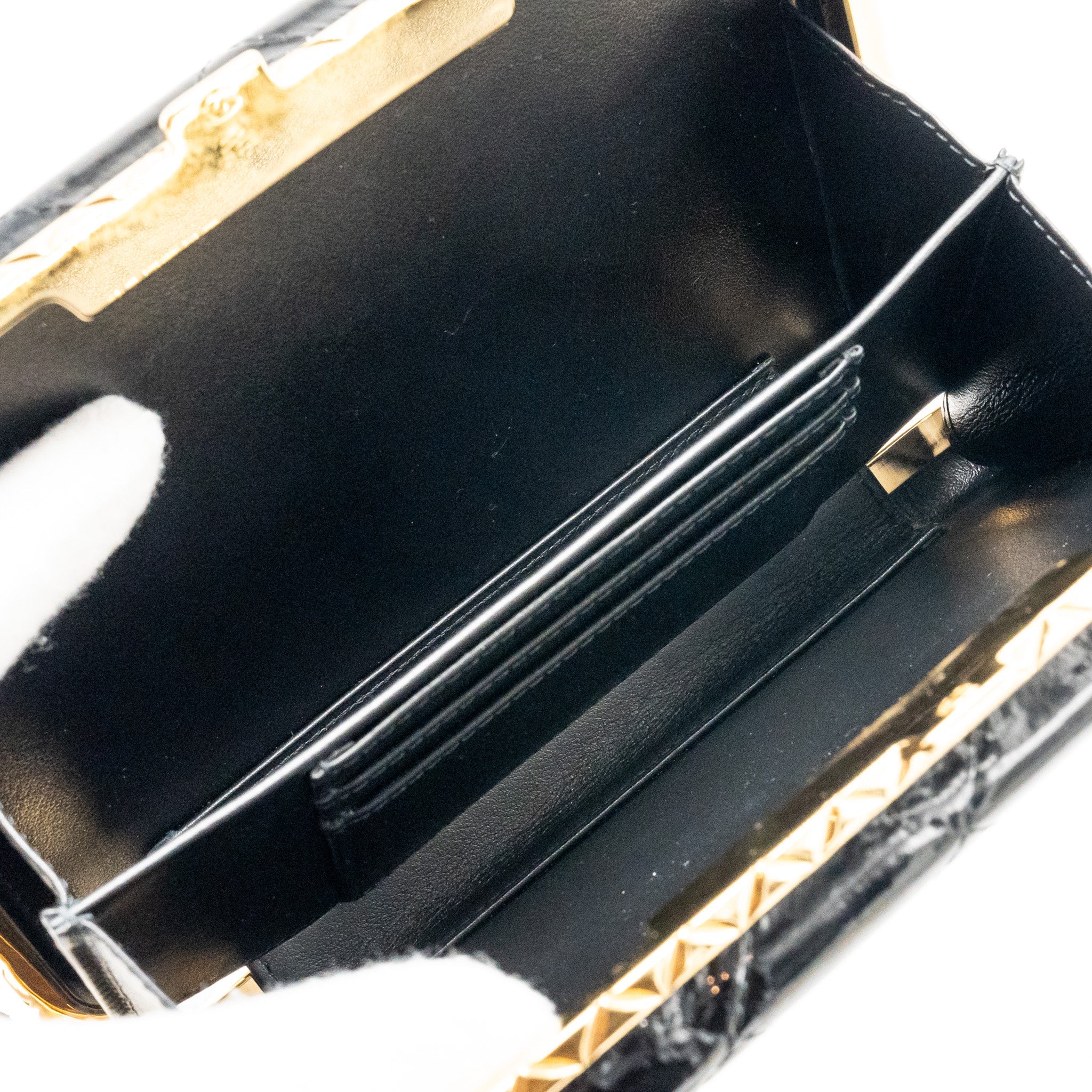 CHANEL 21A CC BOX WITH CHAIN PATENT BLACK GHW