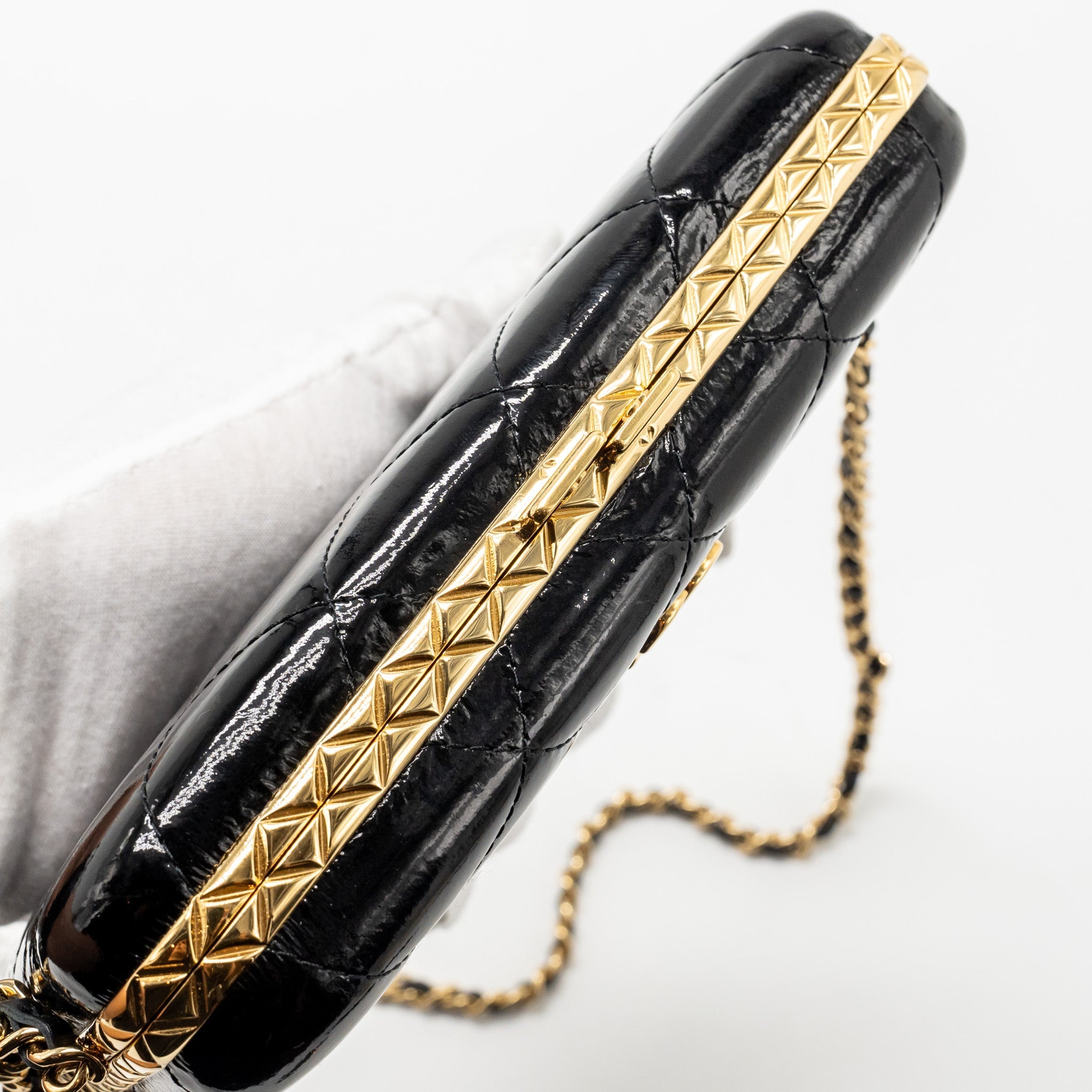 CHANEL 21A CC BOX WITH CHAIN PATENT BLACK GHW