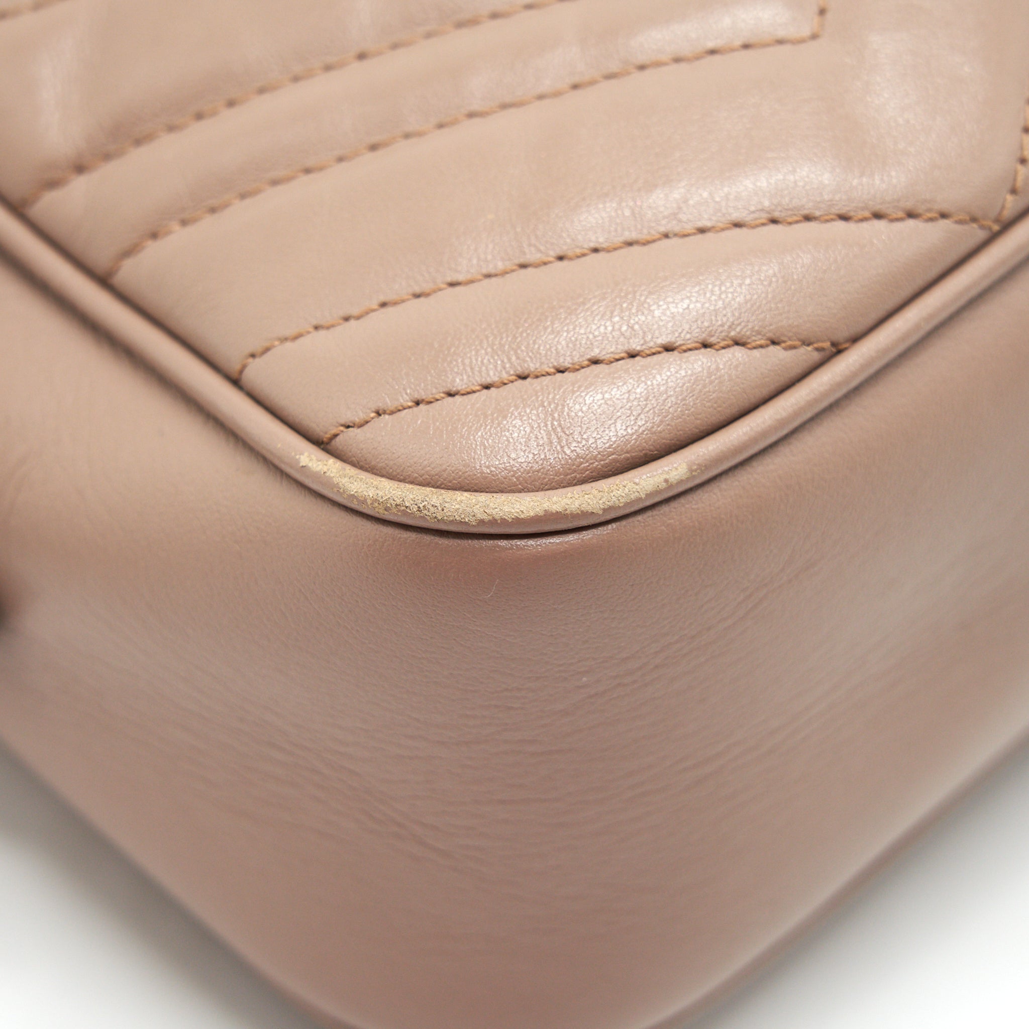 GUCCI GG MARMONT SMALL MATELASSE SHOULDER BAG IN BEIGE
