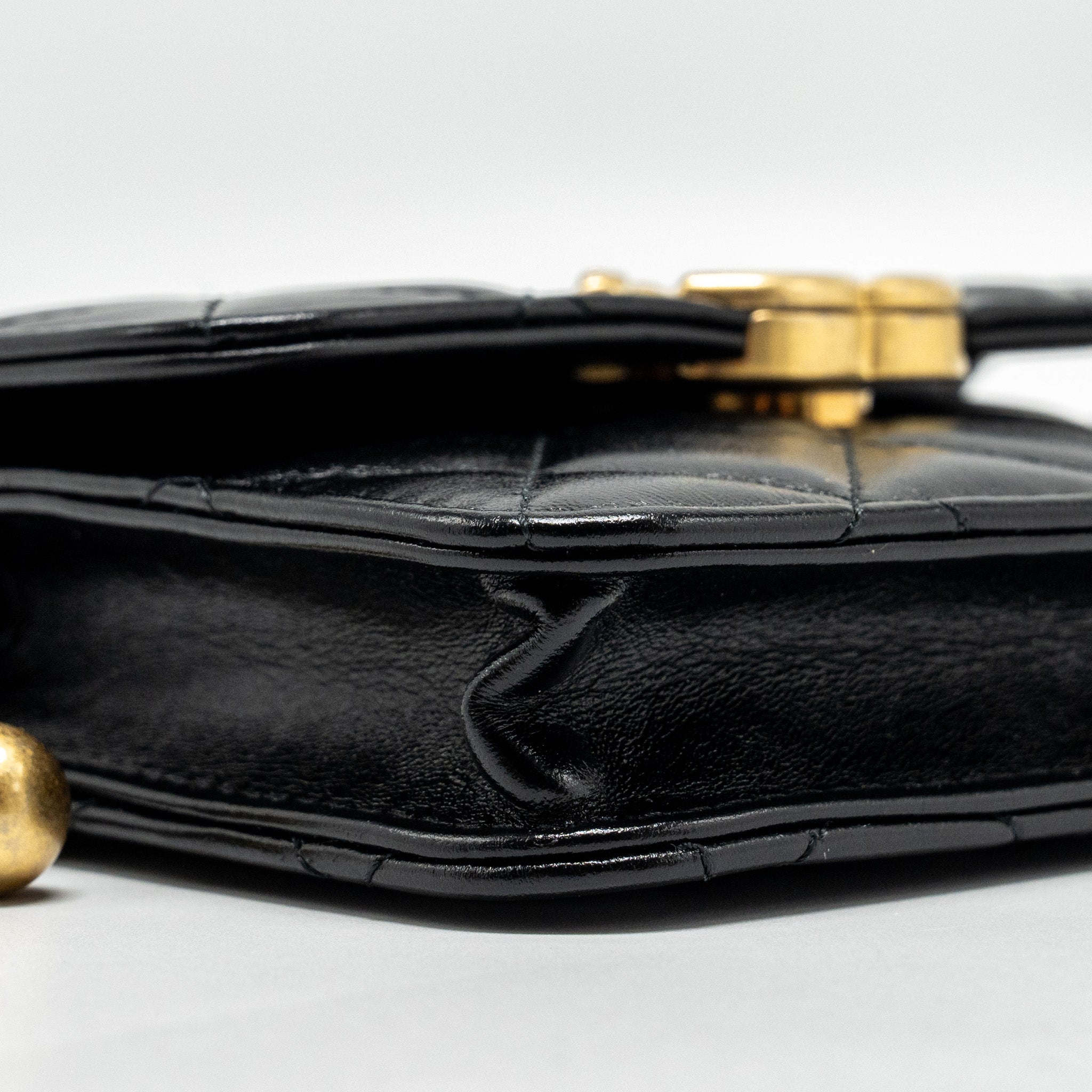 CHANEL 21A GOLD CRUSH MINI FLAP CLUTCH WITH ADJUSTABLE CHAIN CALFSKIN BLACK GHW