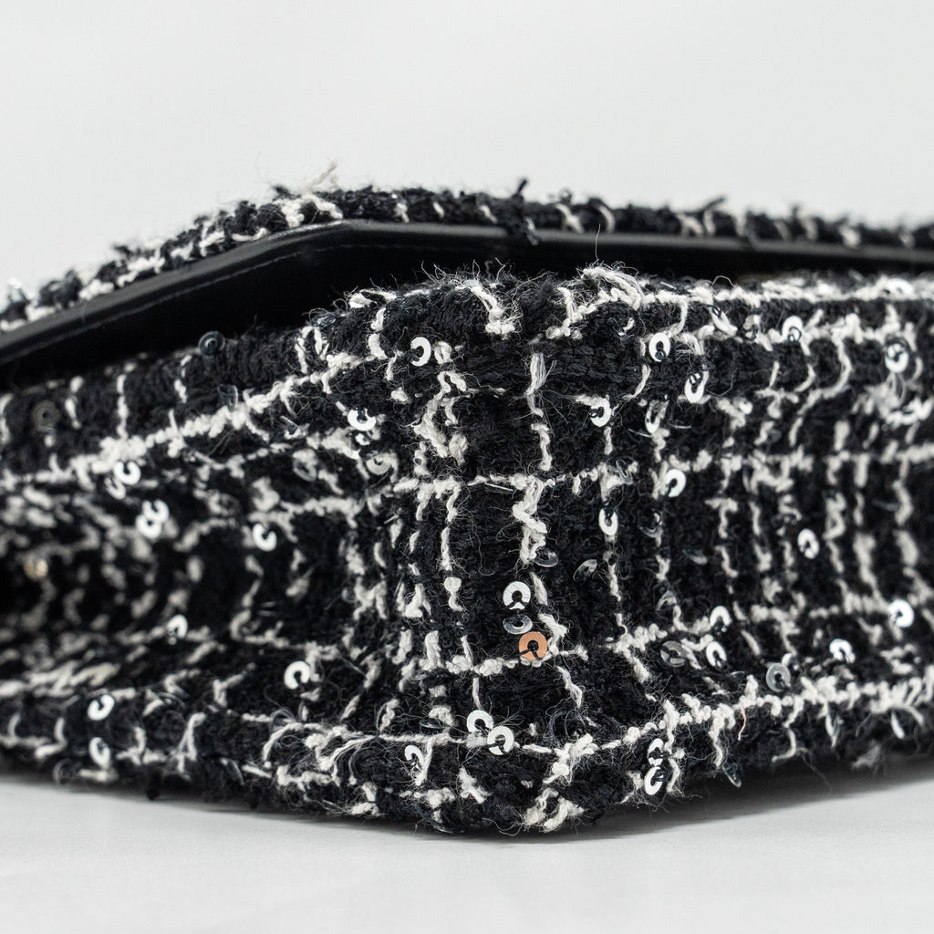 CHANEL 24P DETAIL CHAINS WALLET ON CHAIN TWEED/SEQUINS BLACK/WHITE LGHW (MICROCHIP)