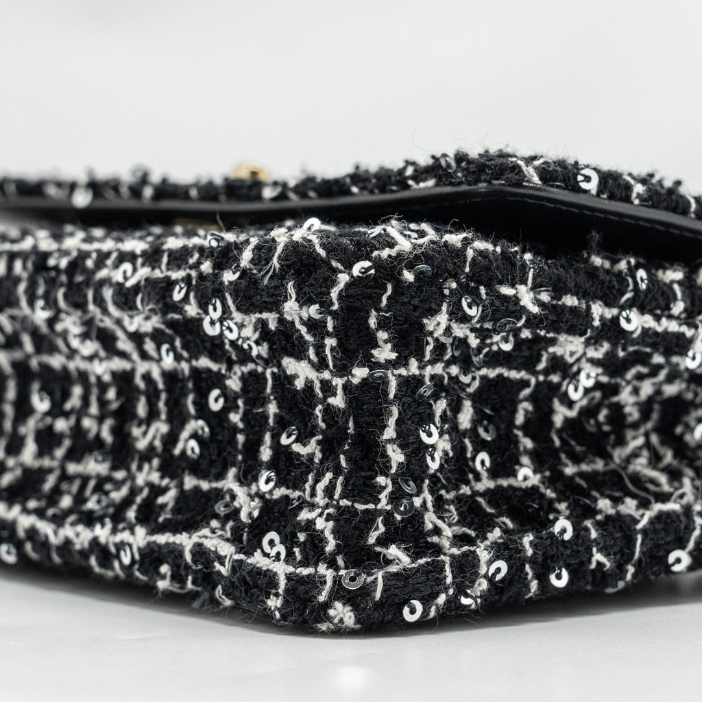CHANEL 24P DETAIL CHAINS WALLET ON CHAIN TWEED/SEQUINS BLACK/WHITE LGHW (MICROCHIP)