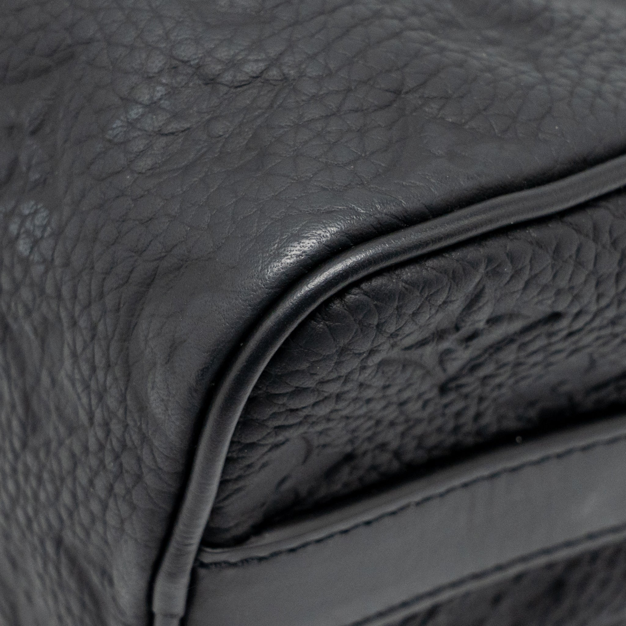 LOUIS VUITTON KEEPALL BANDOULIERE 25 MONOGRAM TAURILLON LEATHER BLACK WITH BLACK HARDWARE