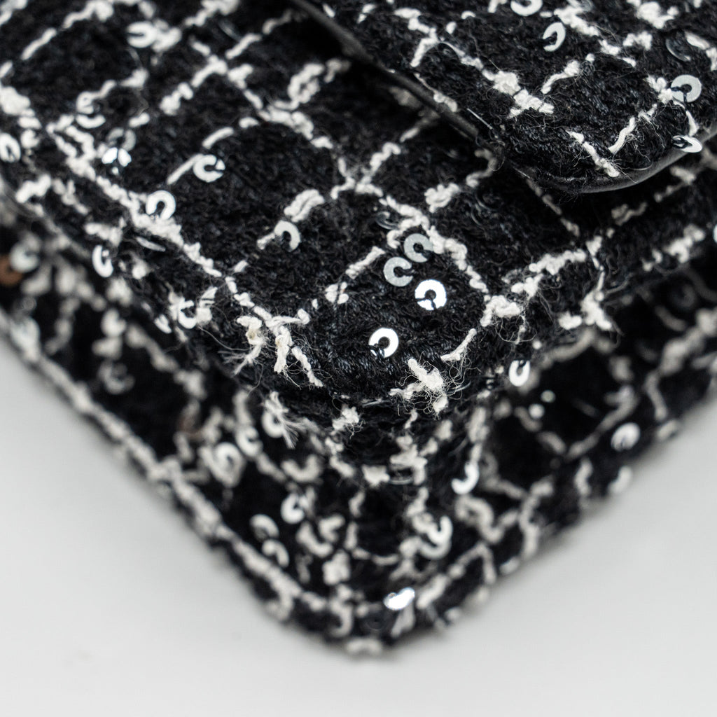 CHANEL 24P DETAIL CHAINS WALLET ON CHAIN TWEED/SEQUINS BLACK/WHITE LGHW (MICROCHIP)