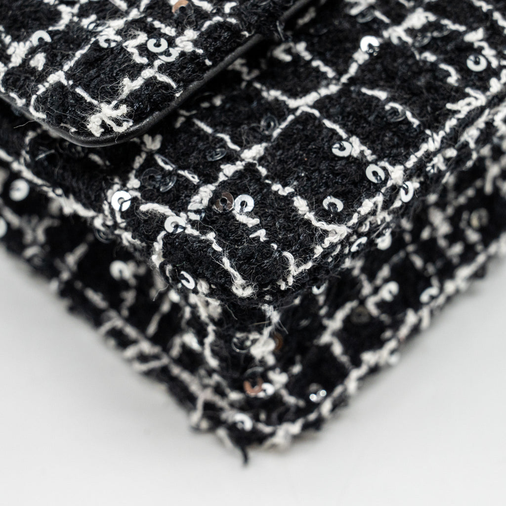 CHANEL 24P DETAIL CHAINS WALLET ON CHAIN TWEED/SEQUINS BLACK/WHITE LGHW (MICROCHIP)