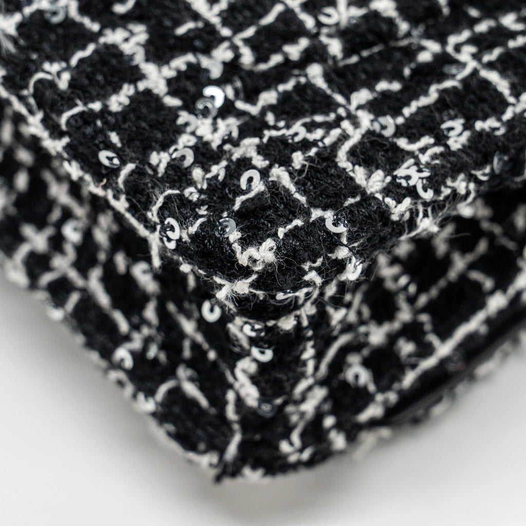 CHANEL 24P DETAIL CHAINS WALLET ON CHAIN TWEED/SEQUINS BLACK/WHITE LGHW (MICROCHIP)