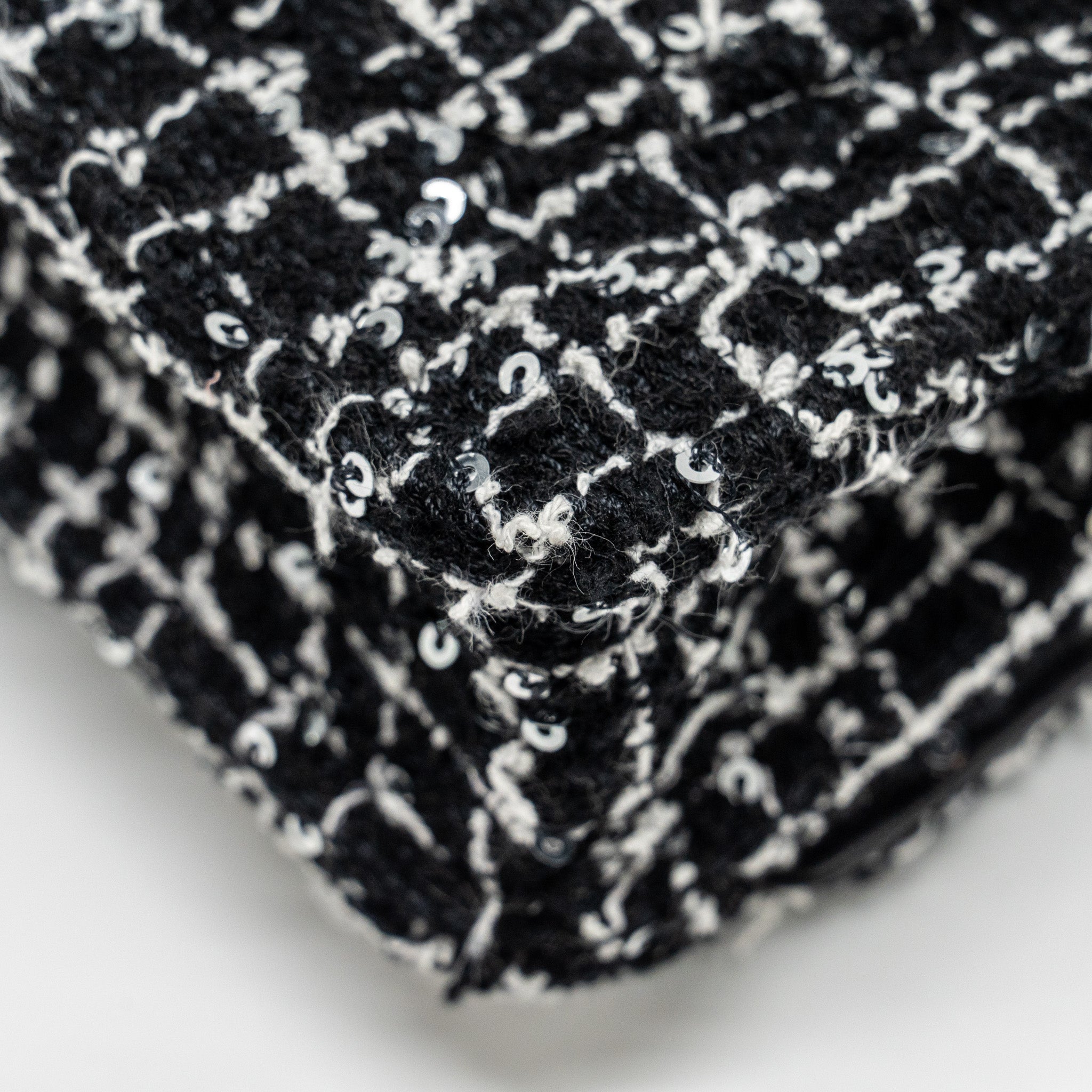 CHANEL 24P DETAIL CHAINS WALLET ON CHAIN TWEED/SEQUINS BLACK/WHITE LGHW (MICROCHIP)