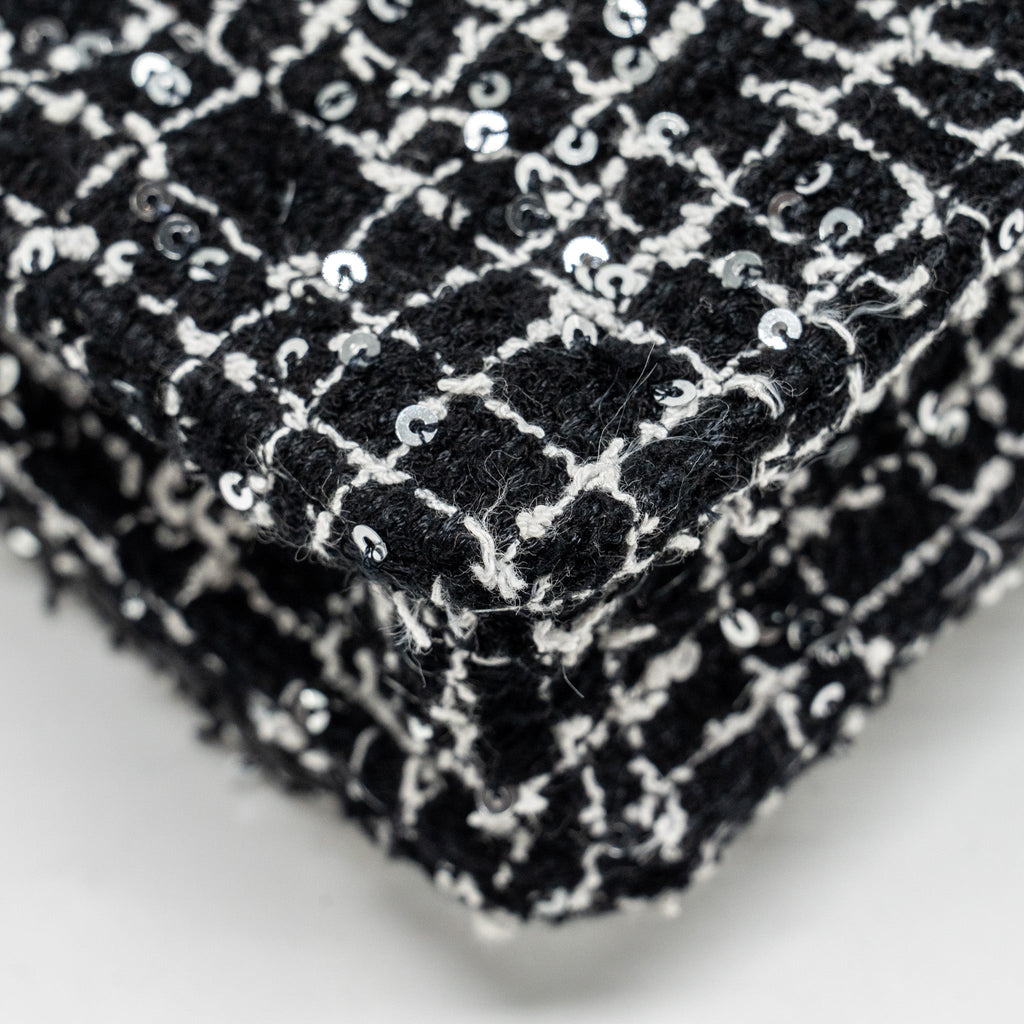 CHANEL 24P DETAIL CHAINS WALLET ON CHAIN TWEED/SEQUINS BLACK/WHITE LGHW (MICROCHIP)
