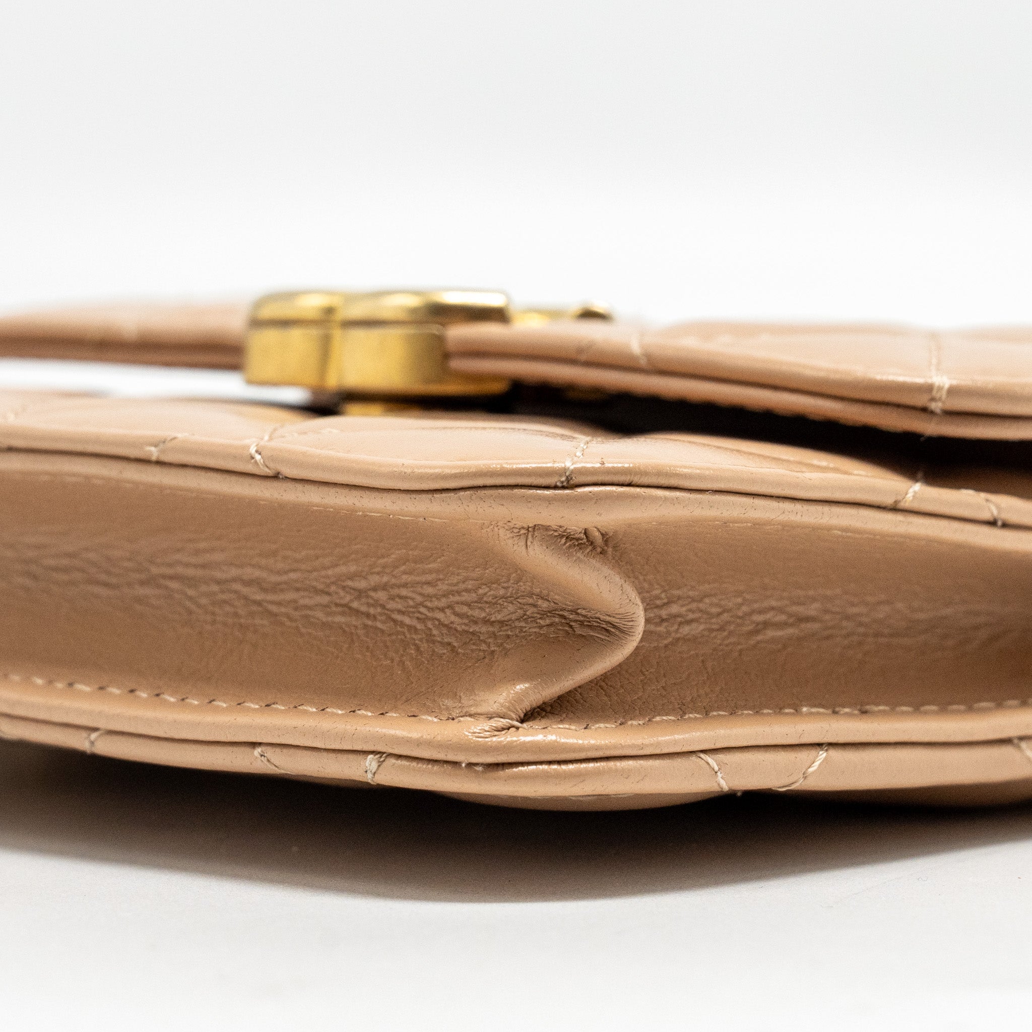 CHANEL 21A GOLD CRUSH MINI FLAP CLUTCH WITH ADJUSTABLE CHAIN CALFSKIN BEIGE GHW
