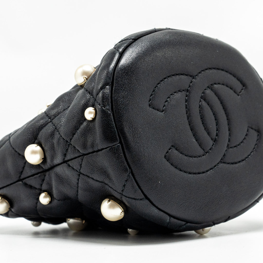 CHANEL 21S QUILTED MINI ABOUT PEARLS BUCKET BAG LAMBSKIN BLACK LGHW