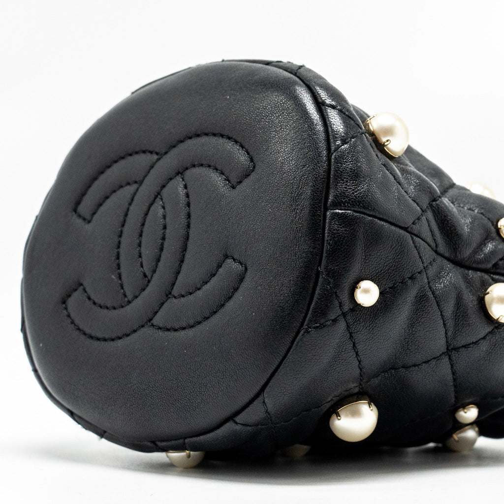 CHANEL 21S QUILTED MINI ABOUT PEARLS BUCKET BAG LAMBSKIN BLACK LGHW