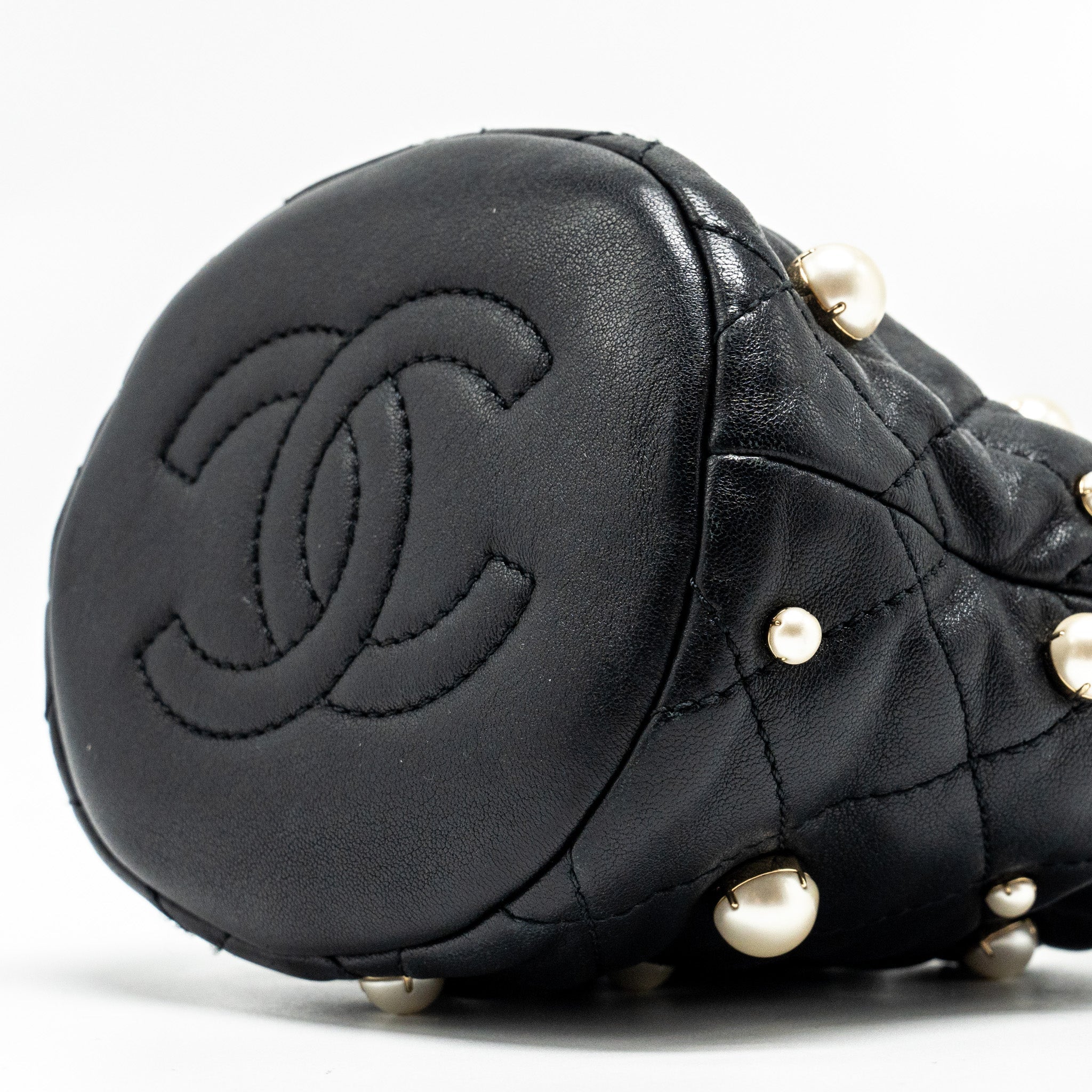 CHANEL 21S QUILTED MINI ABOUT PEARLS BUCKET BAG LAMBSKIN BLACK LGHW
