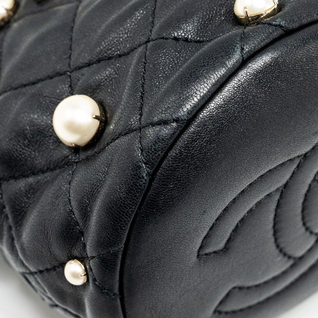 CHANEL 21S QUILTED MINI ABOUT PEARLS BUCKET BAG LAMBSKIN BLACK LGHW