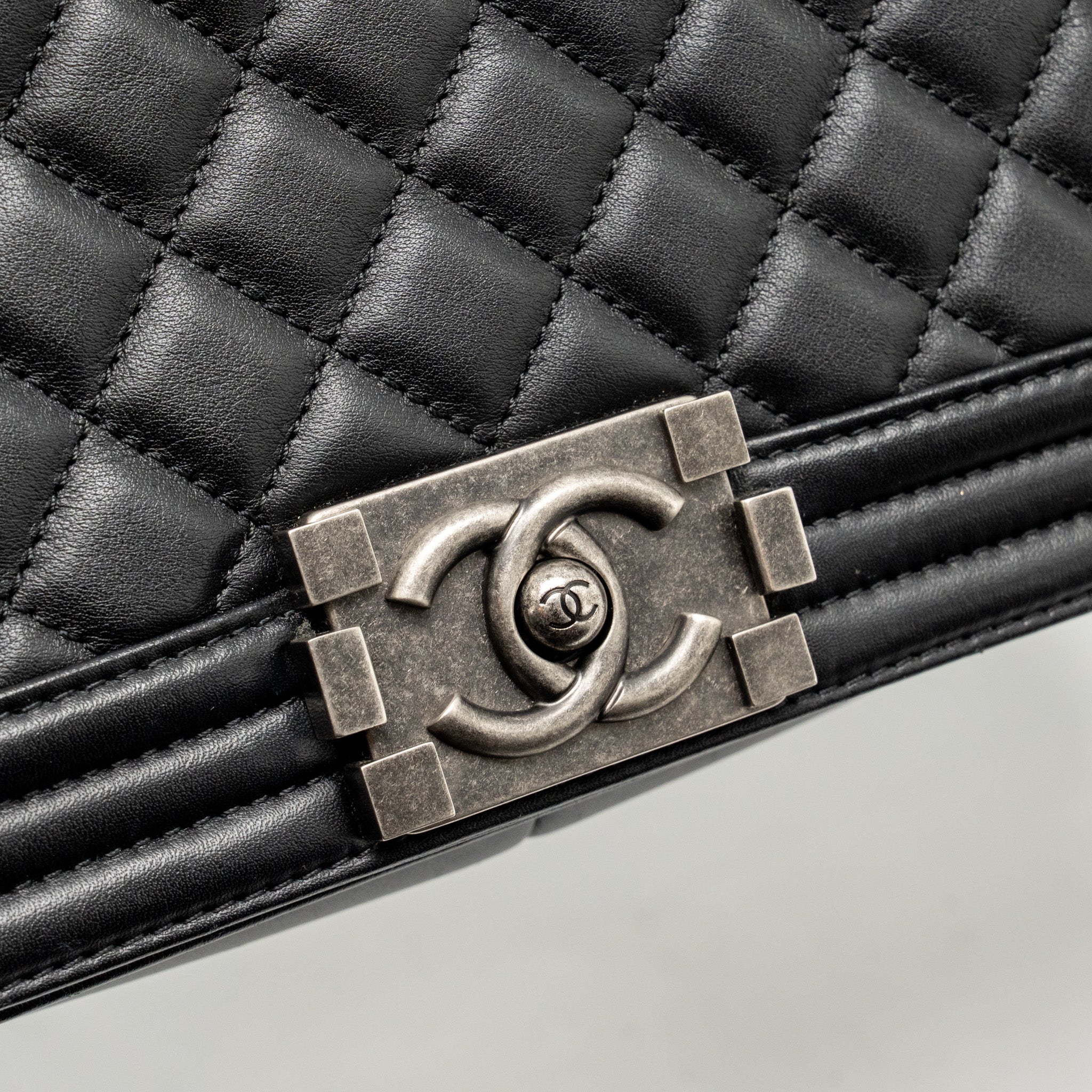 CHANEL NEW MEDIUM BOY BAG CALFSKIN BLACK RUTHENIUM HARDWARE