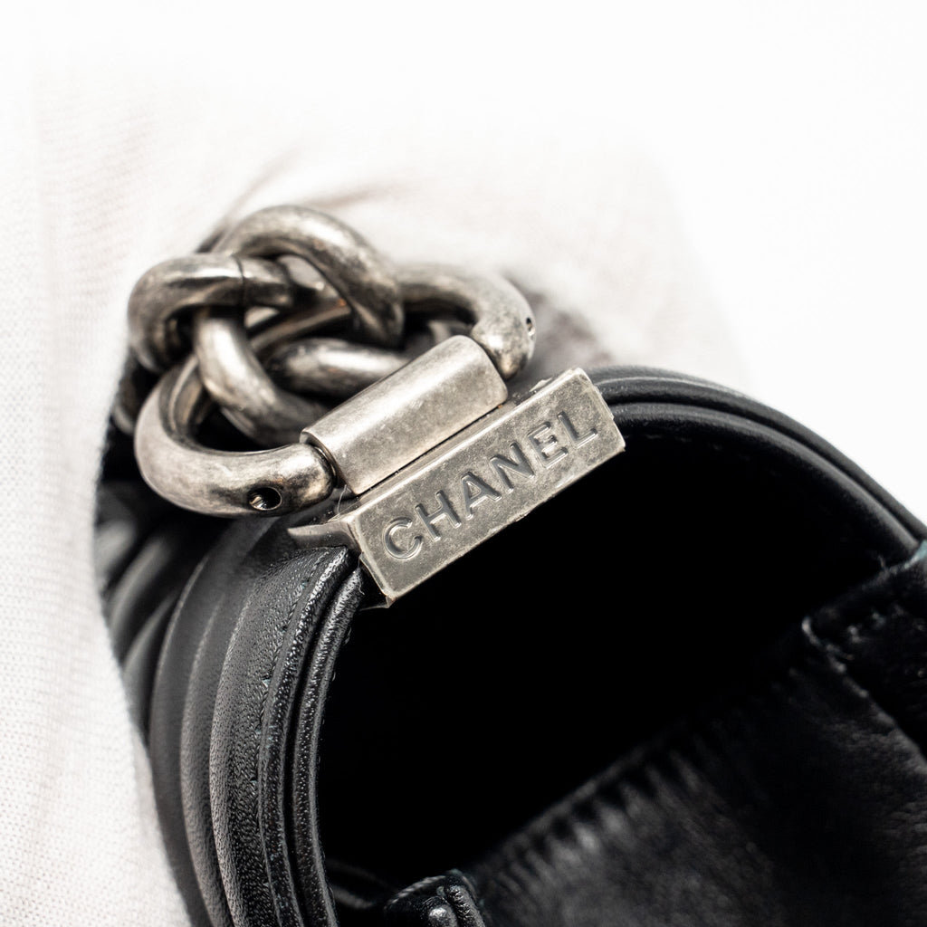 CHANEL NEW MEDIUM BOY BAG CALFSKIN BLACK RUTHENIUM HARDWARE
