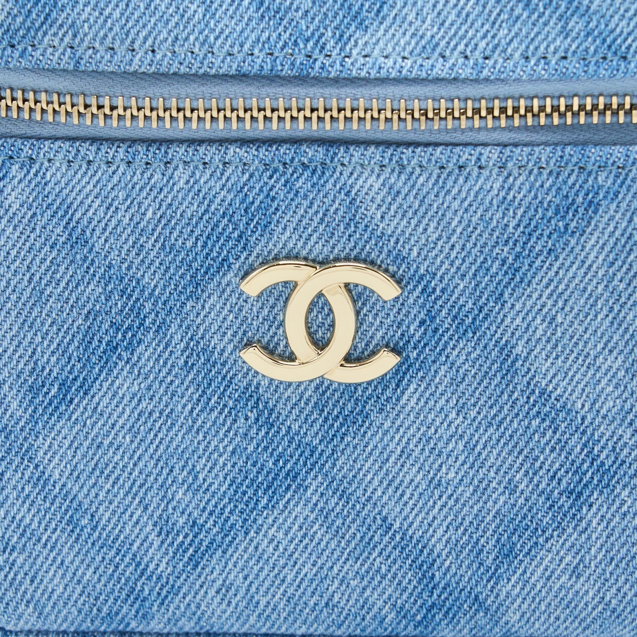 CHANEL VANITY CASE WITH CHAIN DENIM LGHW (MICROCHIP)